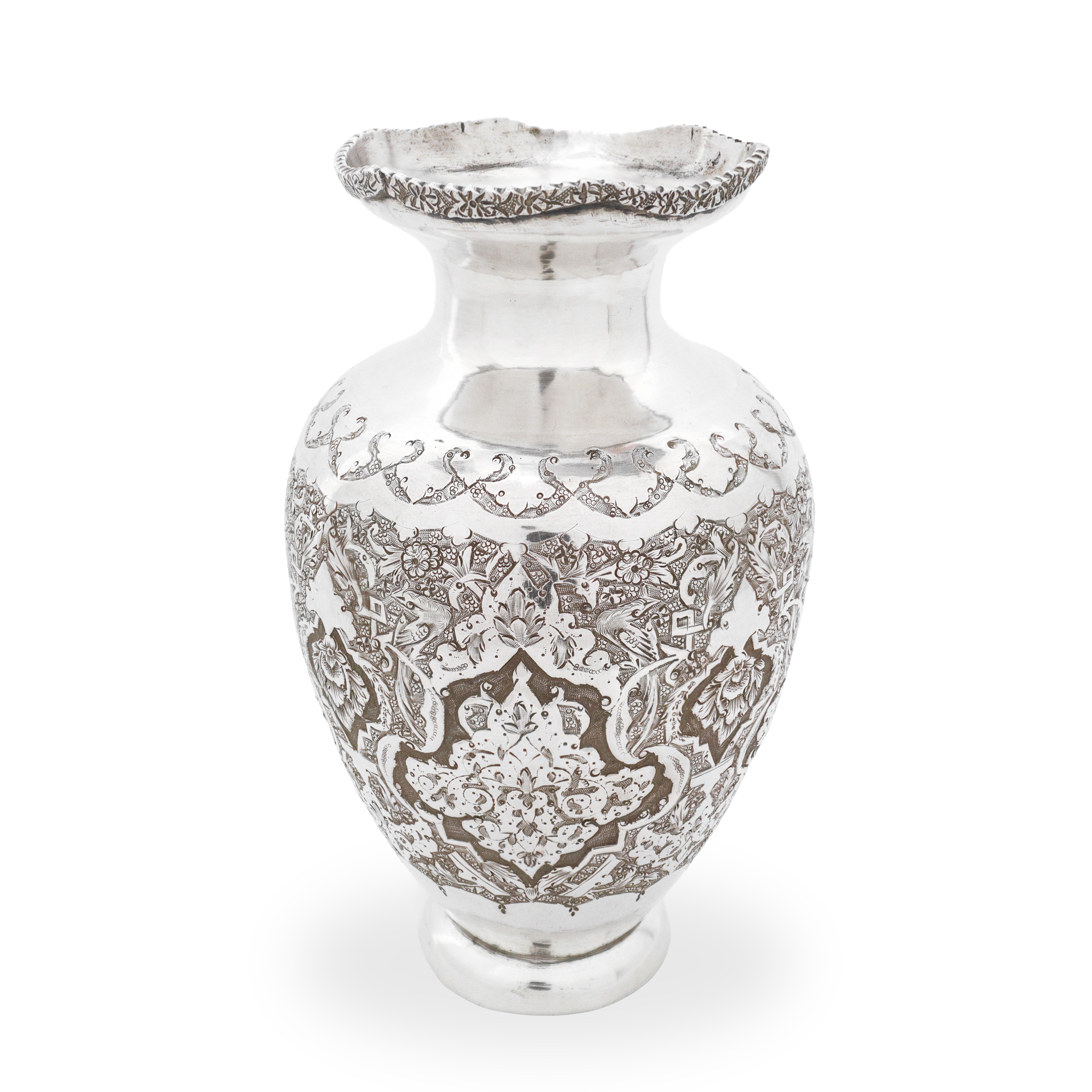 Vaso in argento sbalzato e bulinato