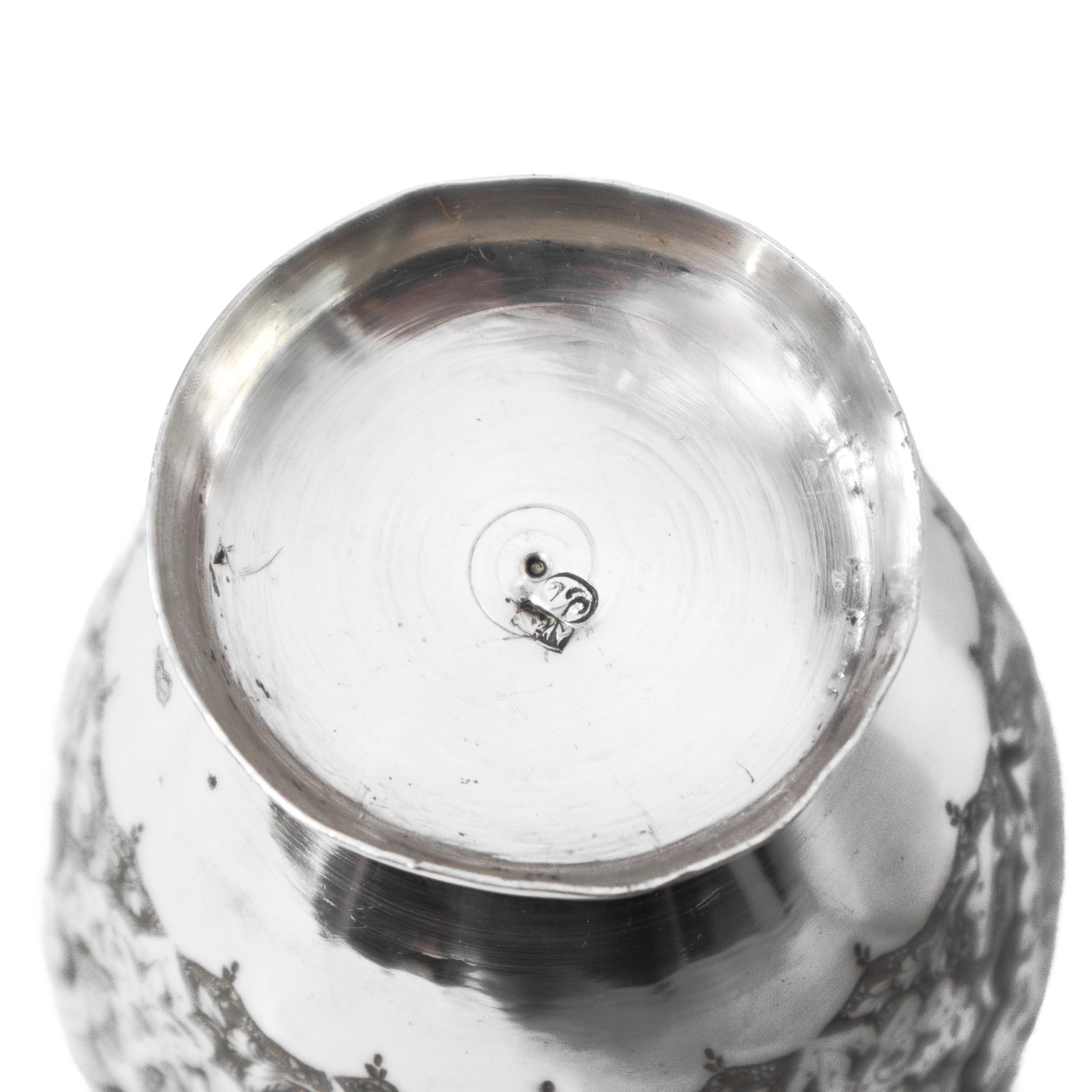 Vaso in argento sbalzato e bulinato