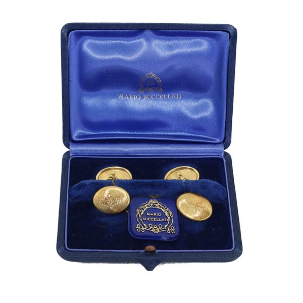 Pair of 18ct yellow gold cufflinks with engraved central decoration