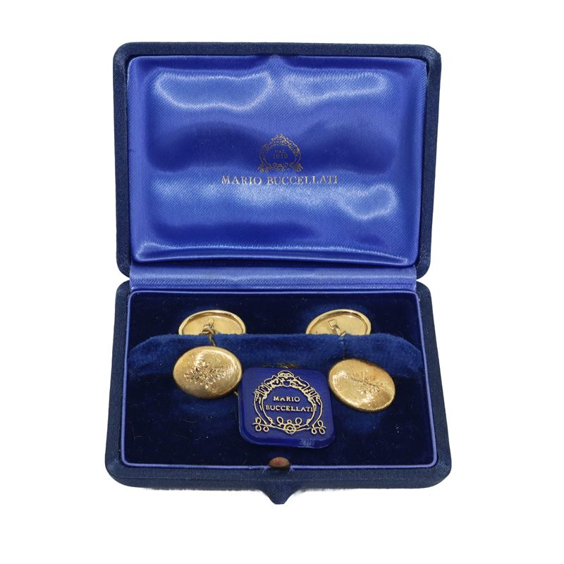 Coppia di polsini in oro giallo 18 ct con decoro centrale inciso