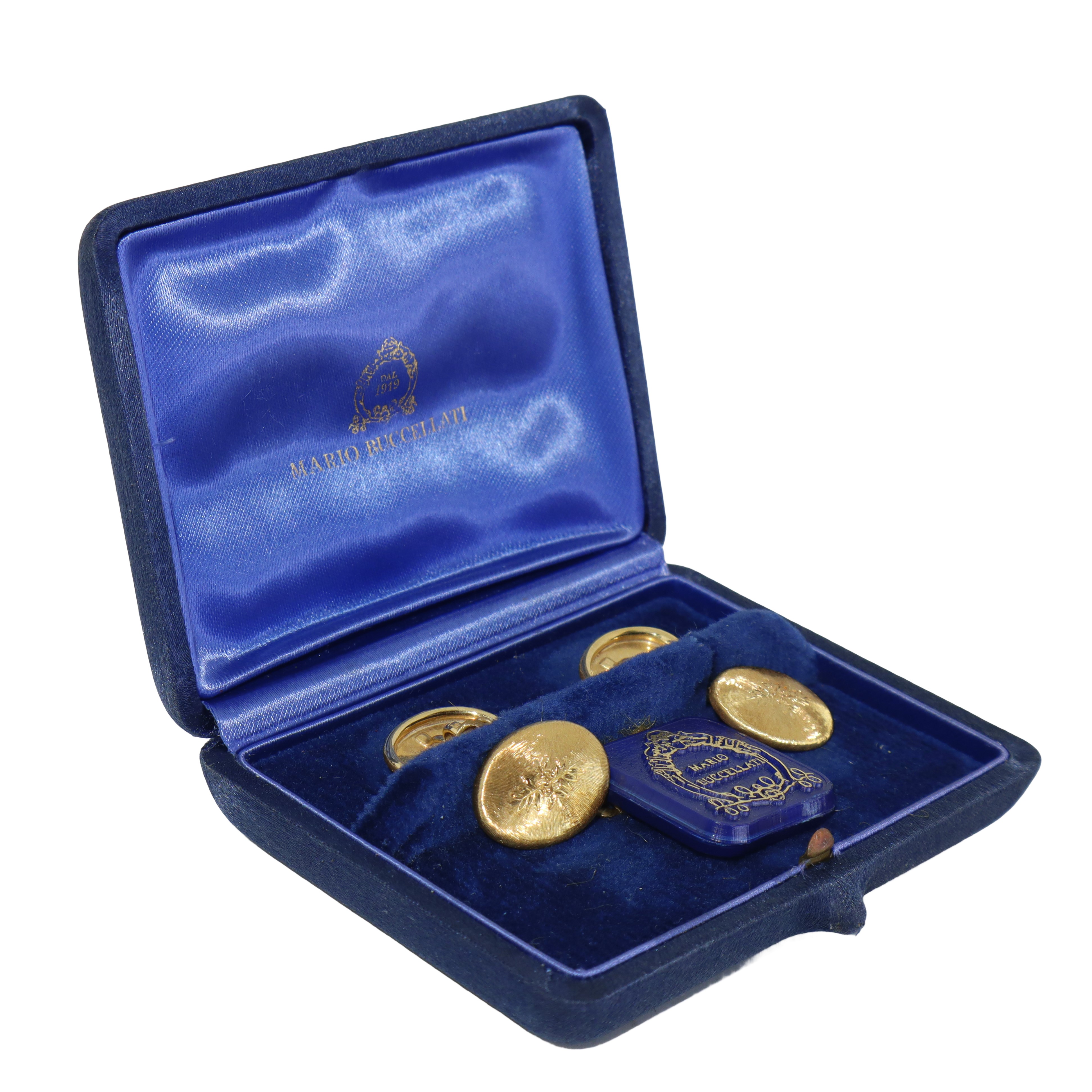 Coppia di polsini in oro giallo 18 ct con decoro centrale inciso