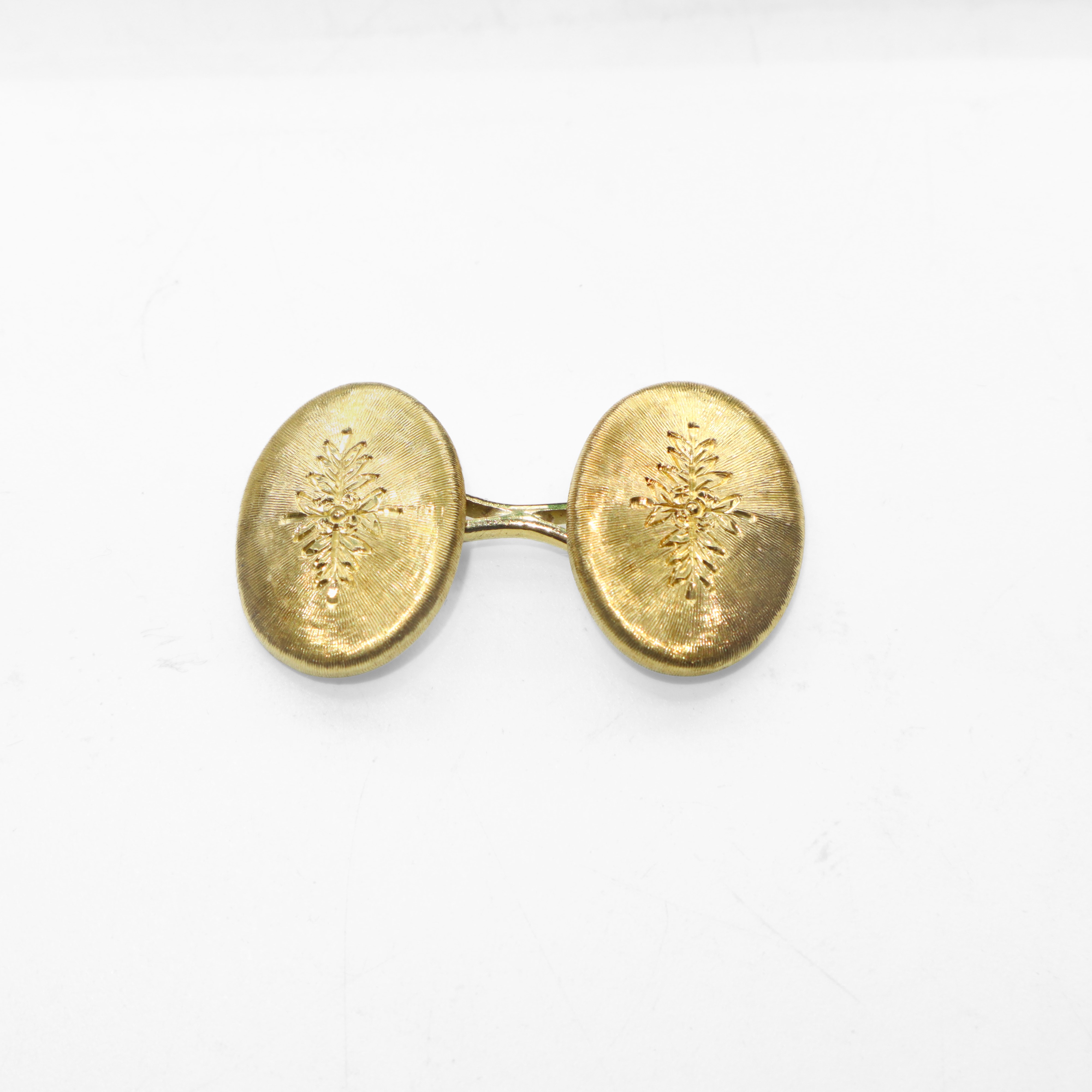 Coppia di polsini in oro giallo 18 ct con decoro centrale inciso
