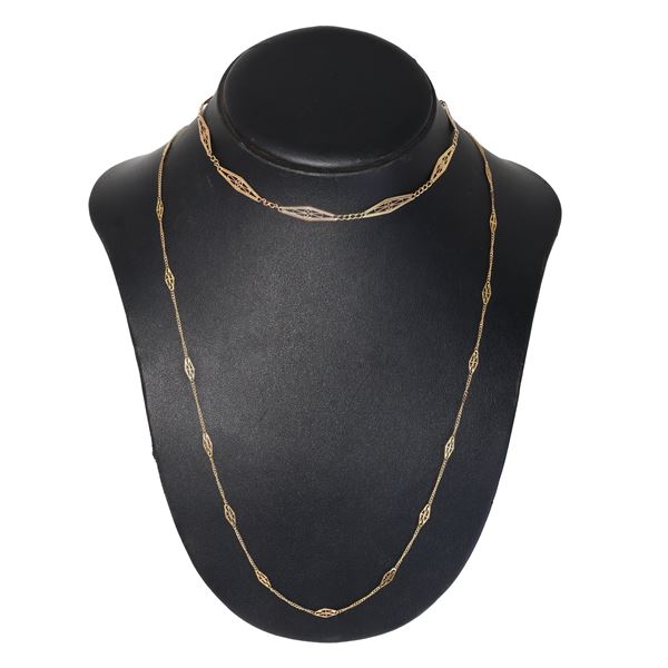 Pair of 750 yellow gold necklaces with triangular decorations