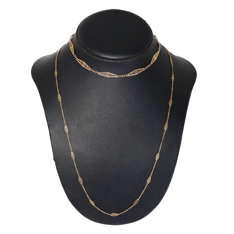 Coppia di collane in oro giallo 750 con decori triangolari, 10.6 g, lunghezza 35,5 cm e 65 cm