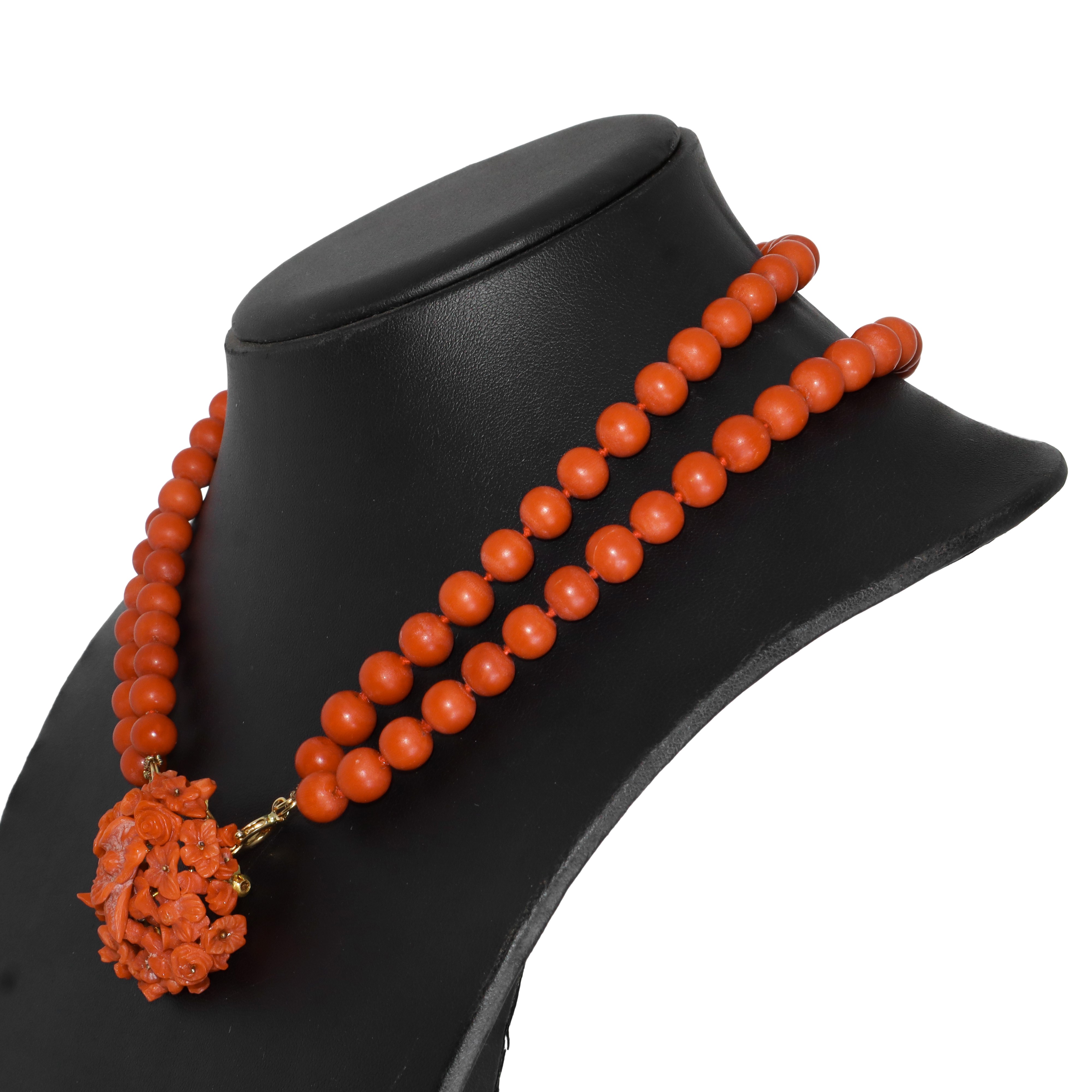 Collana a due fili di corallo sardo di prima scelta e oro 750, con spilla centrale floreale separ...