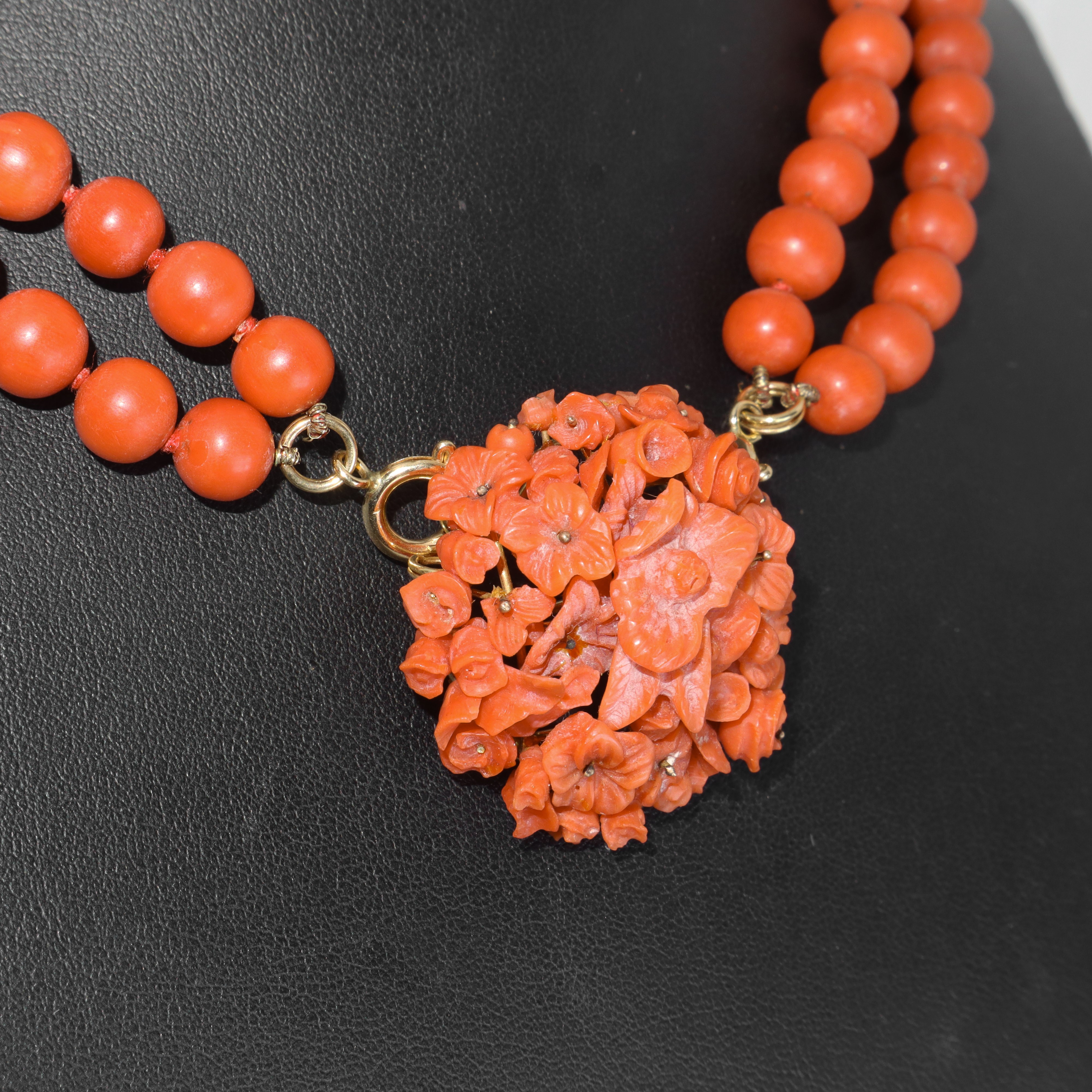 Collana a due fili di corallo sardo di prima scelta e oro 750, con spilla centrale floreale separ...