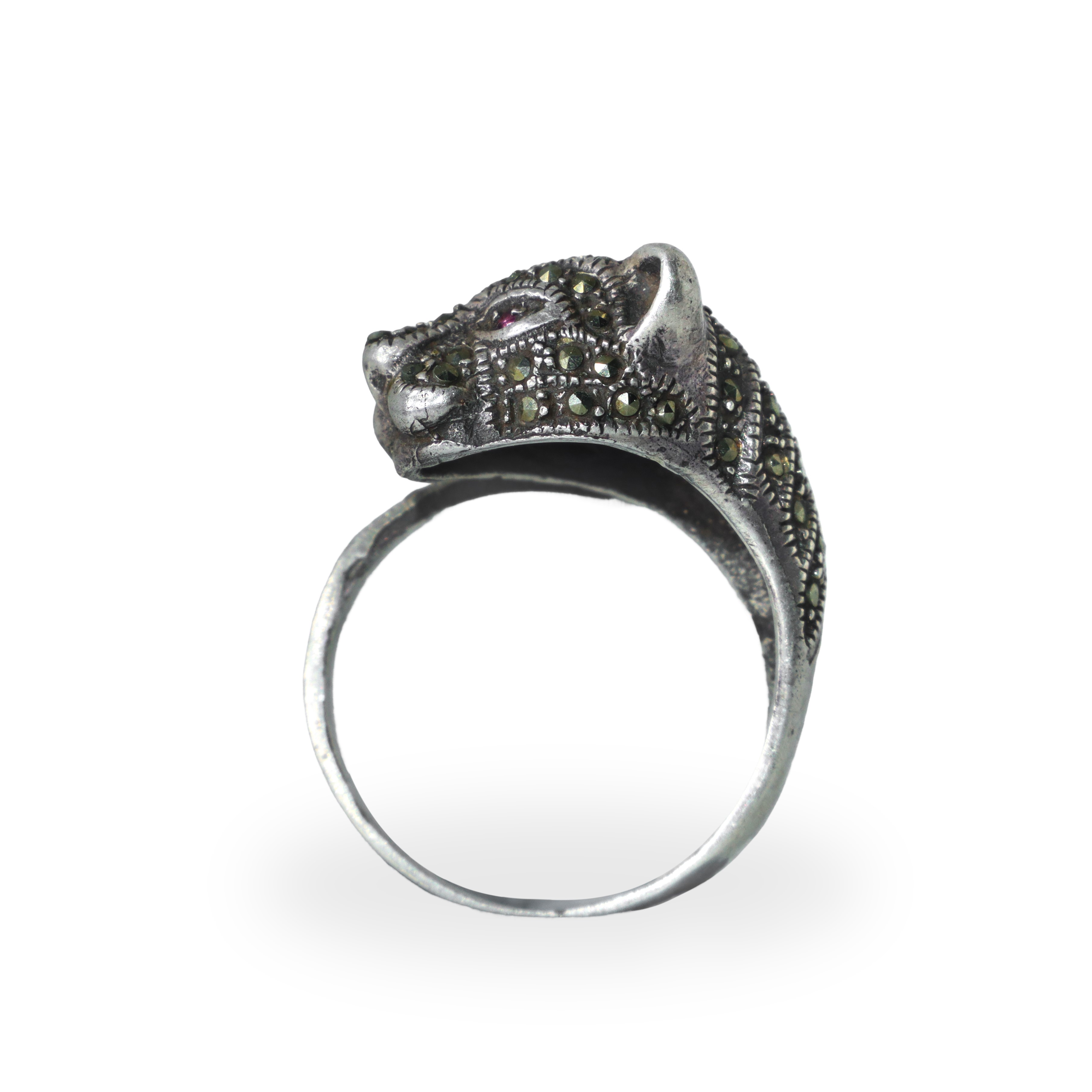 Anello in argento 925 a guisa di pantera stile Cartier con scaglie di brillanti e rubini