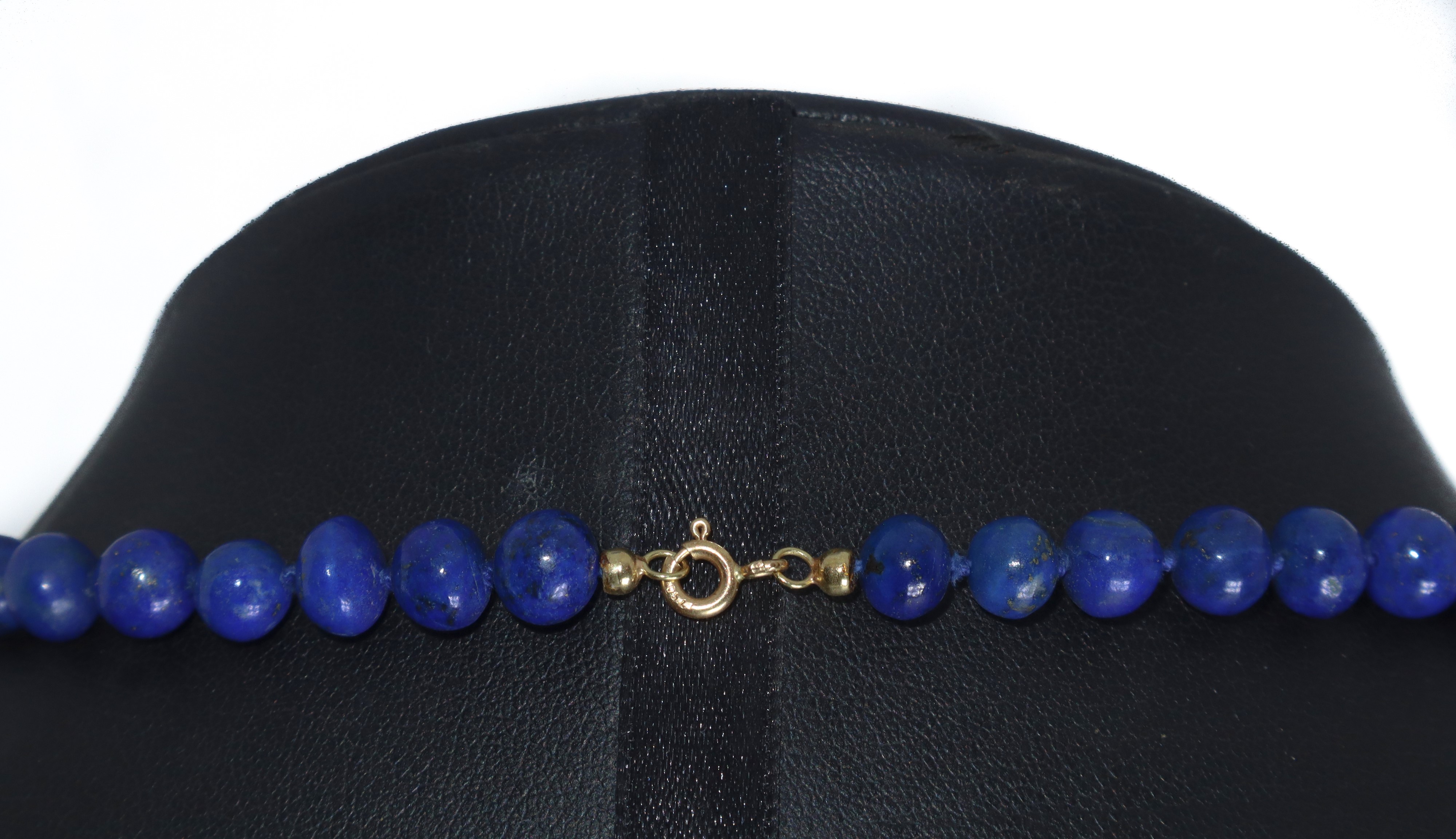 Collana di perle di lapislazzuli con chiusura in oro giallo 750