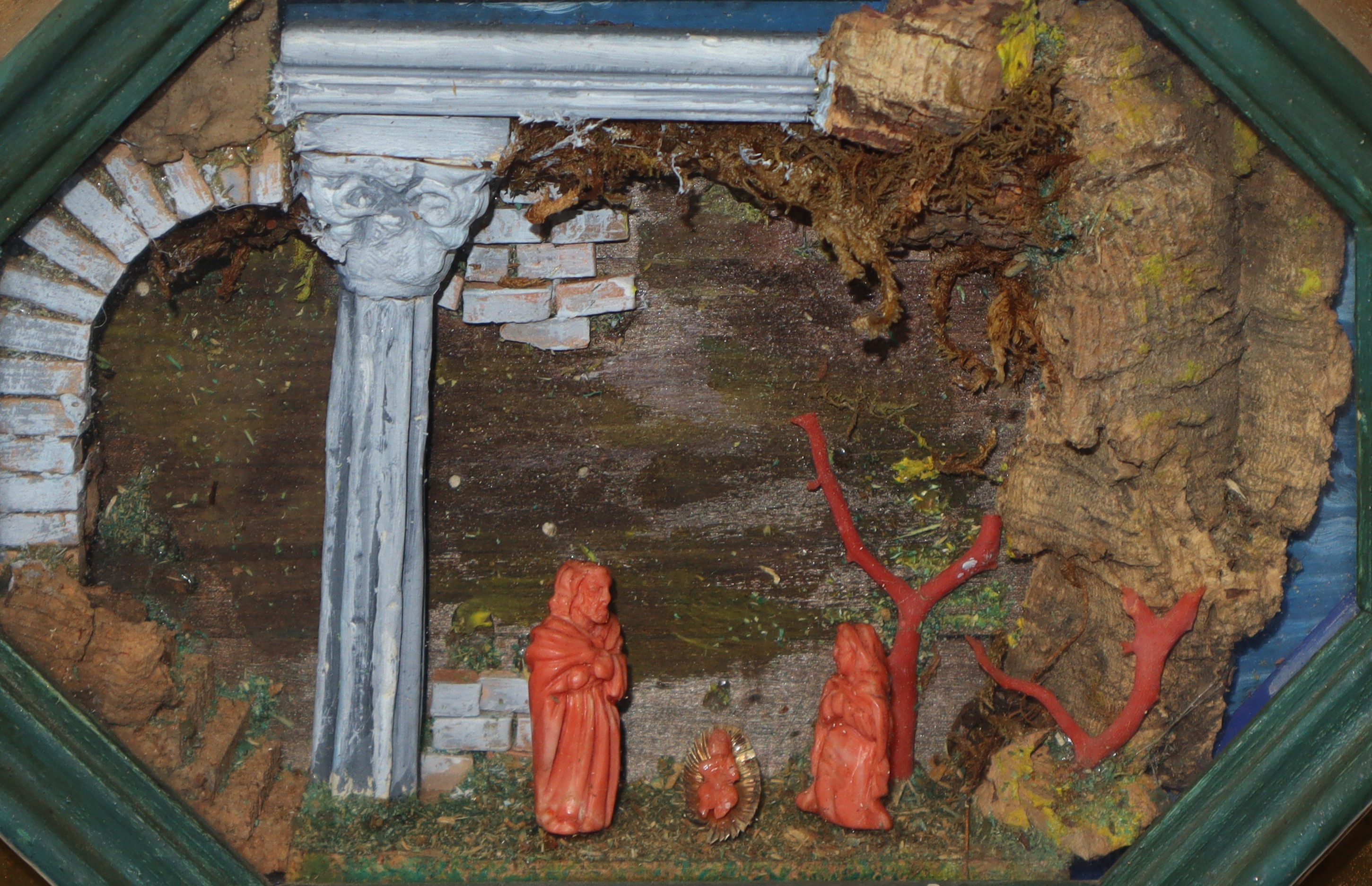 Presepe in corallo rosso entro cornice in legno dorato