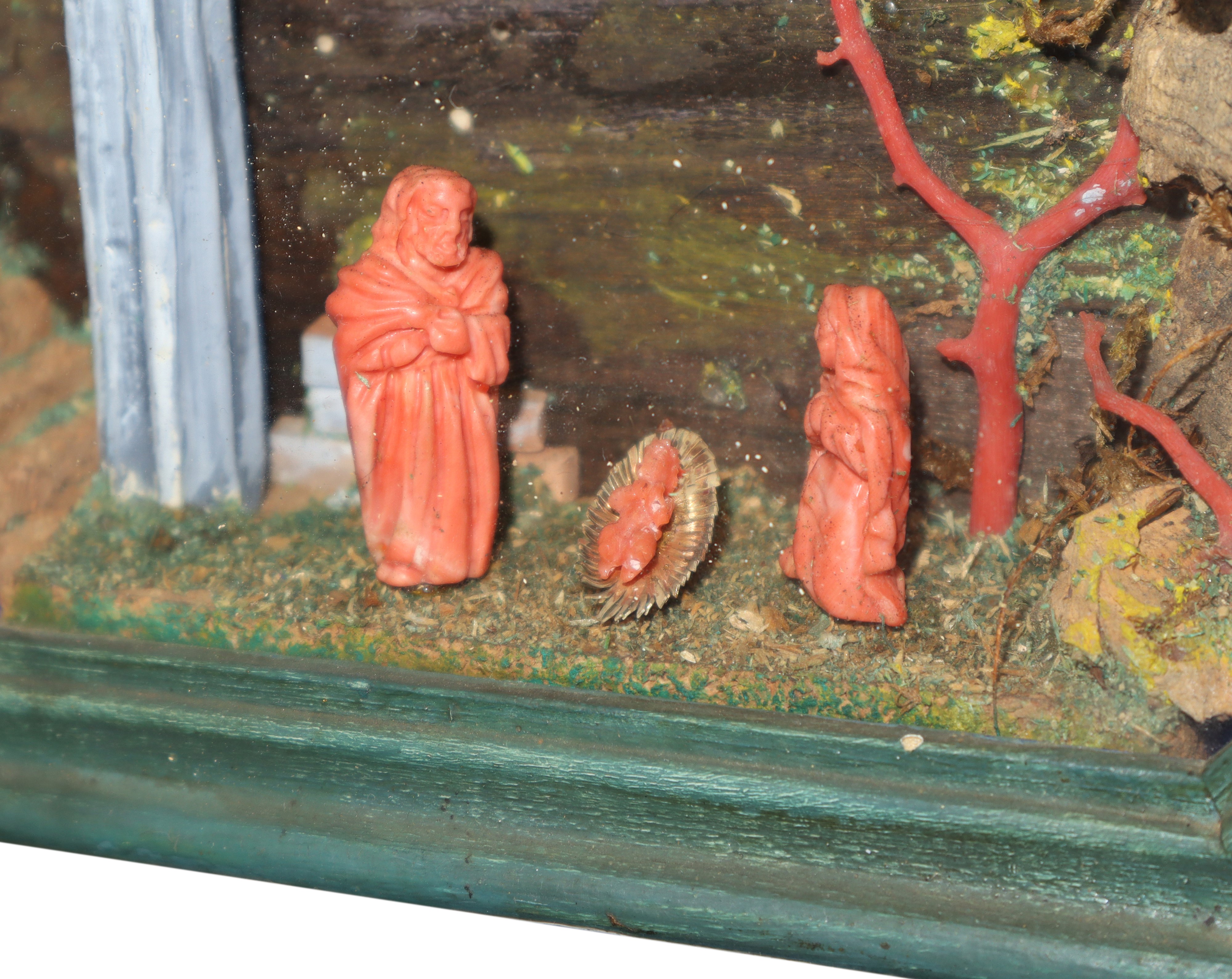 Presepe in corallo rosso entro cornice in legno dorato