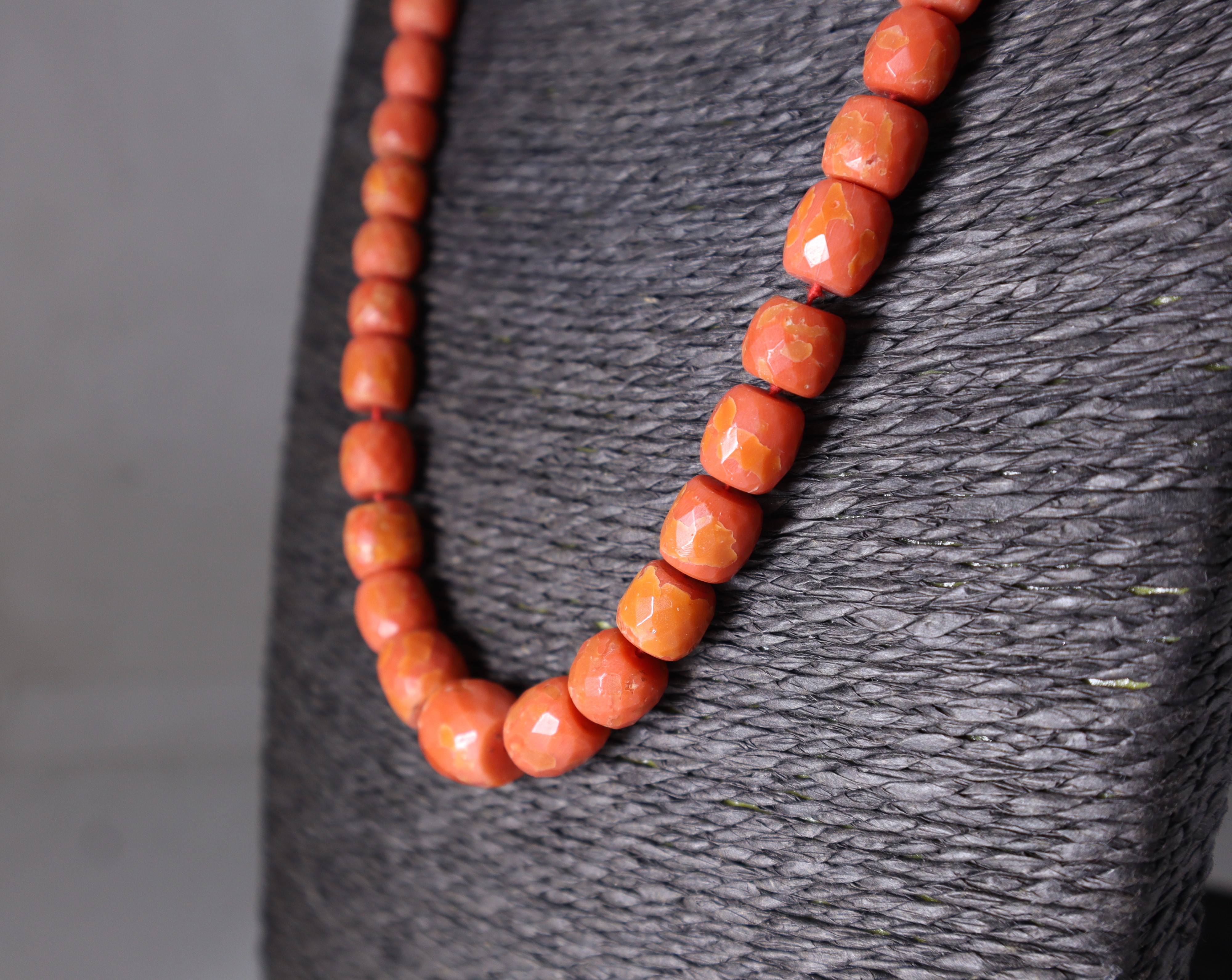 Collana in corallo di Trapani a rondelle sfaccettate a decrescere con susta in oro 750