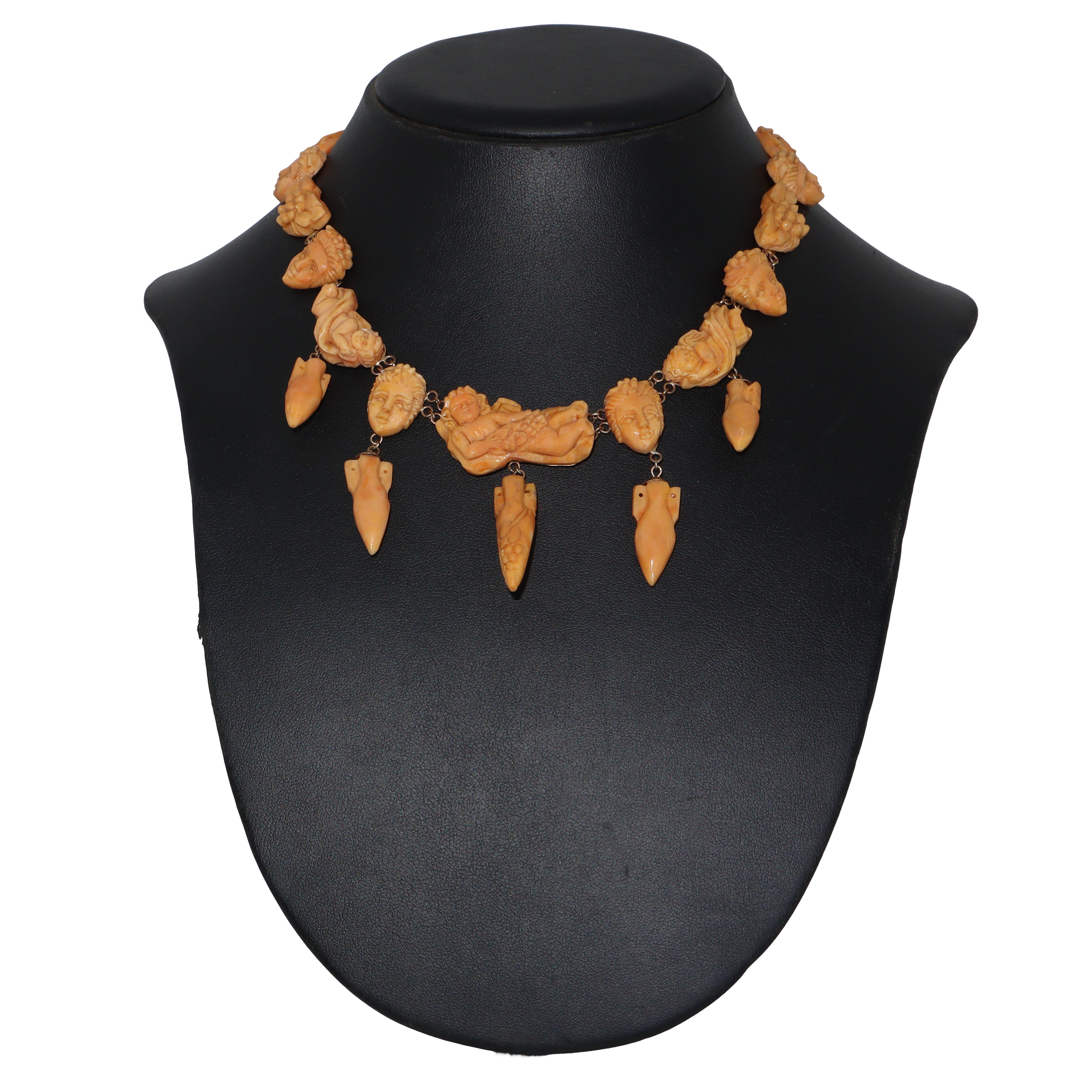 Collana in corallo salmone Sciacca antico e oro 375 con sculture di bacco, uva. anfore e putti.