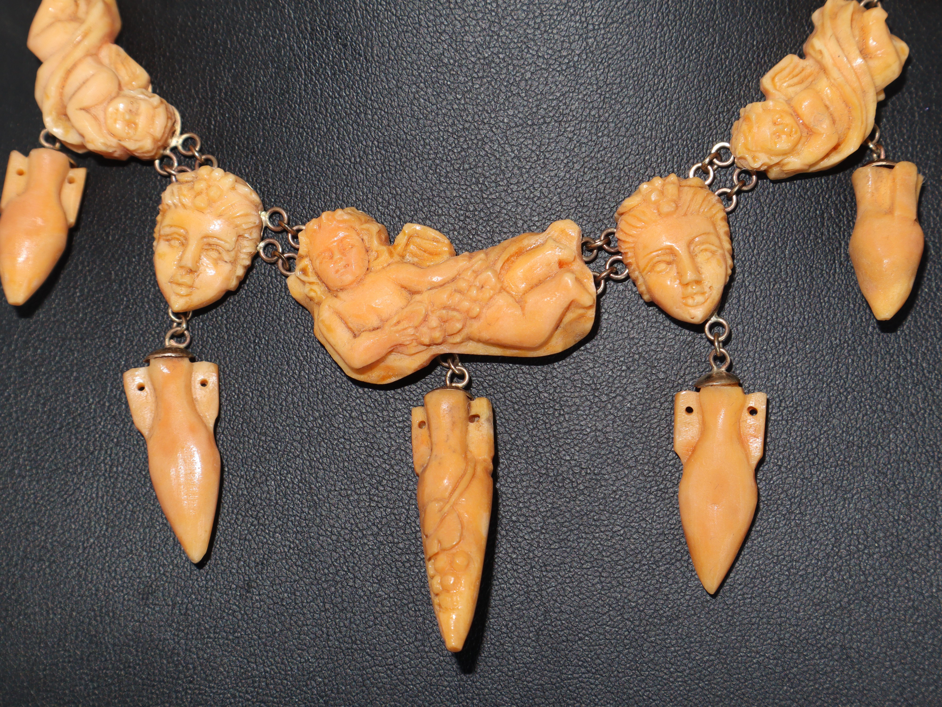 Collana in corallo salmone Sciacca antico e oro 375 con sculture di bacco, uva. anfore e putti.