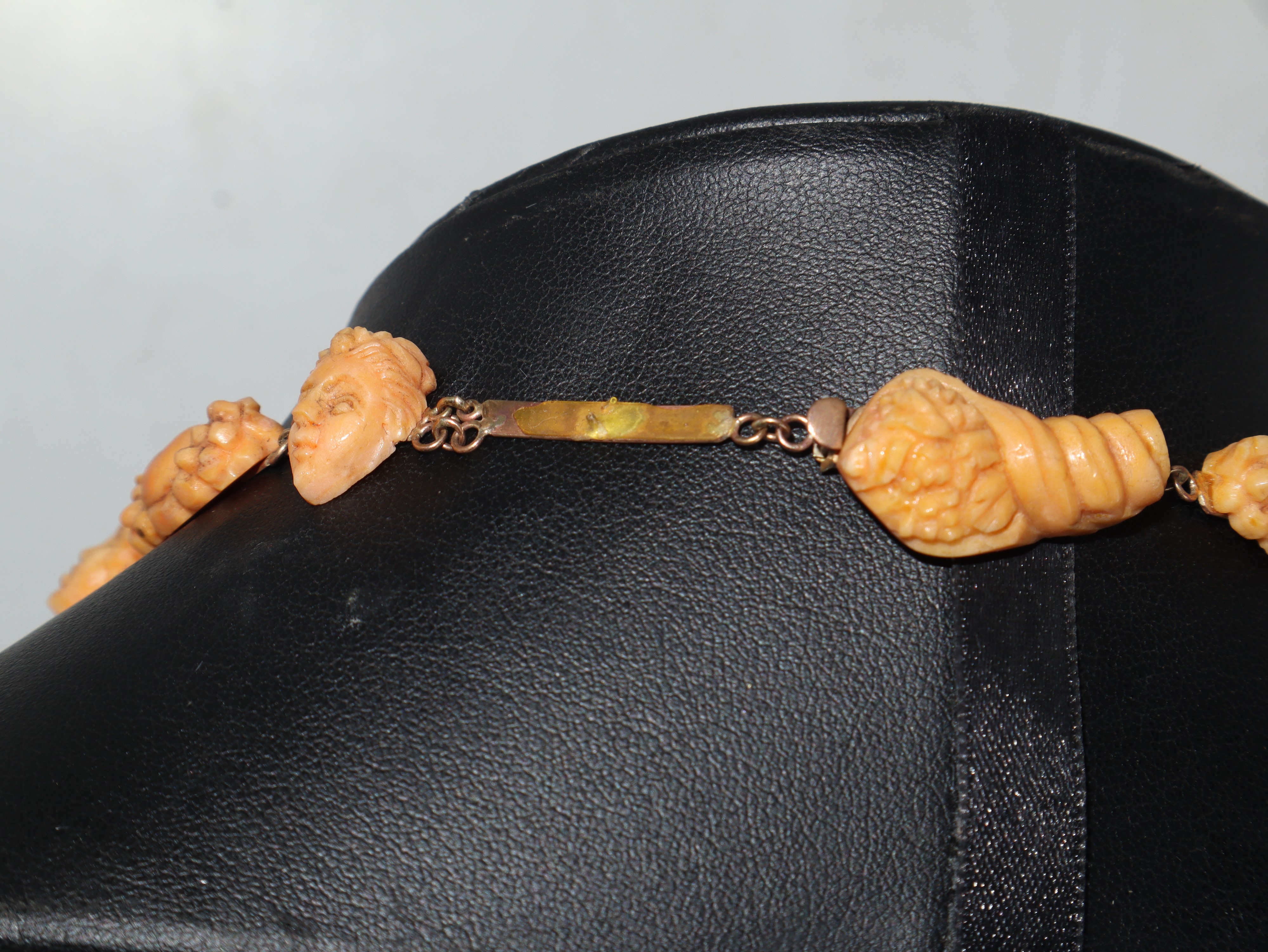 Collana in corallo salmone Sciacca antico e oro 375 con sculture di bacco, uva. anfore e putti.