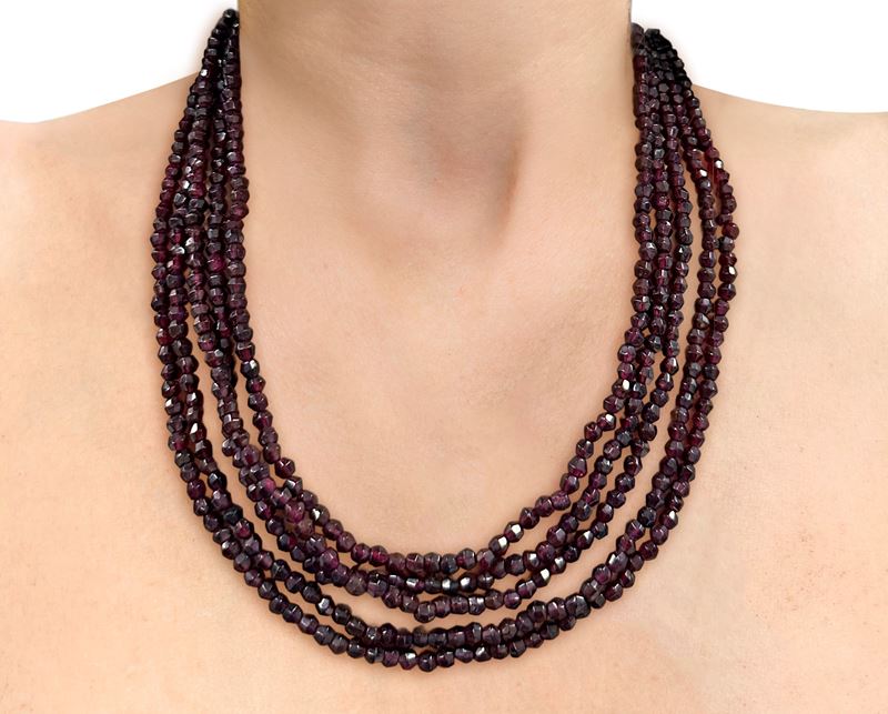 Collana d'epoca a 5 fili di granati con susta in oro 375