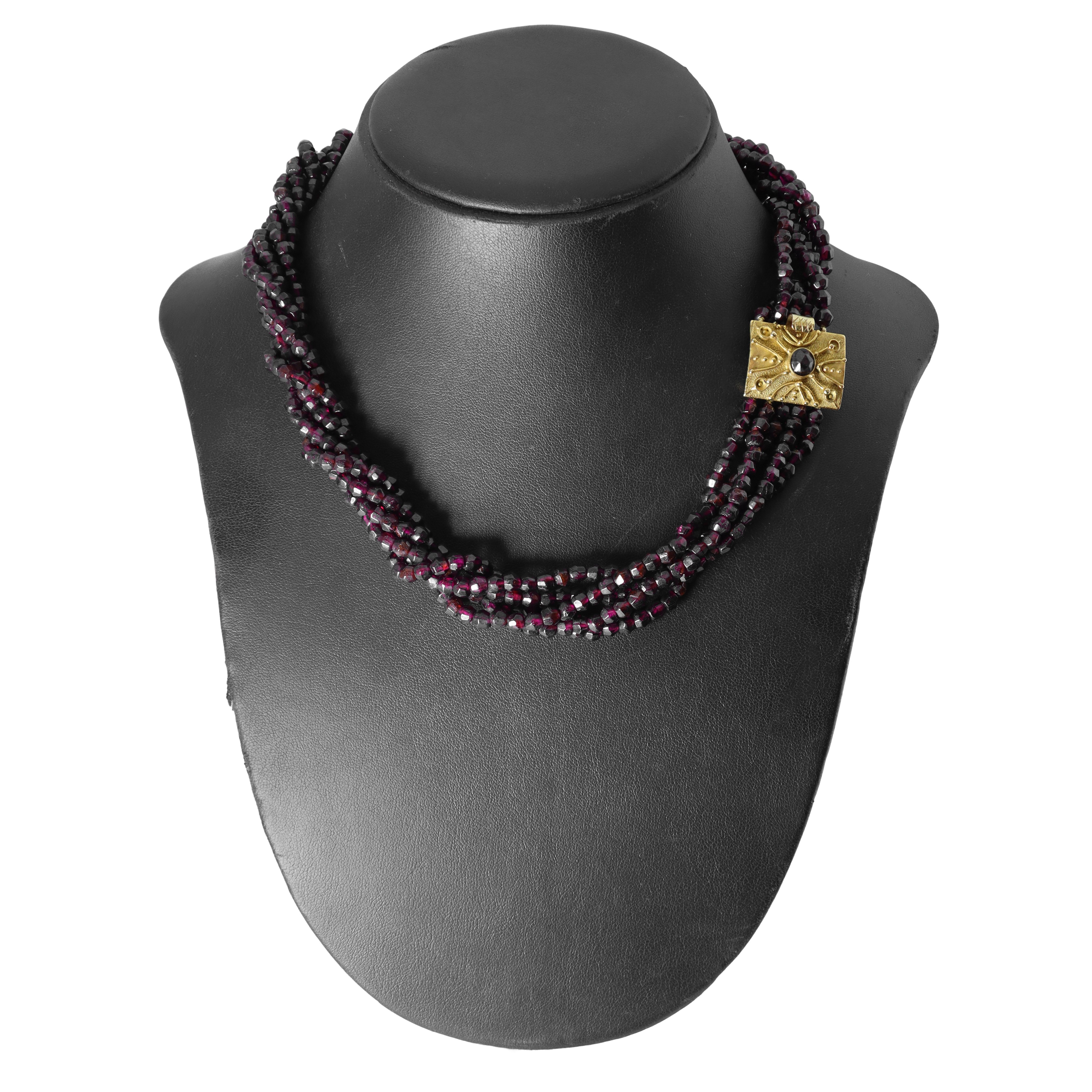 Collana d'epoca a 5 fili di granati con susta in oro 375