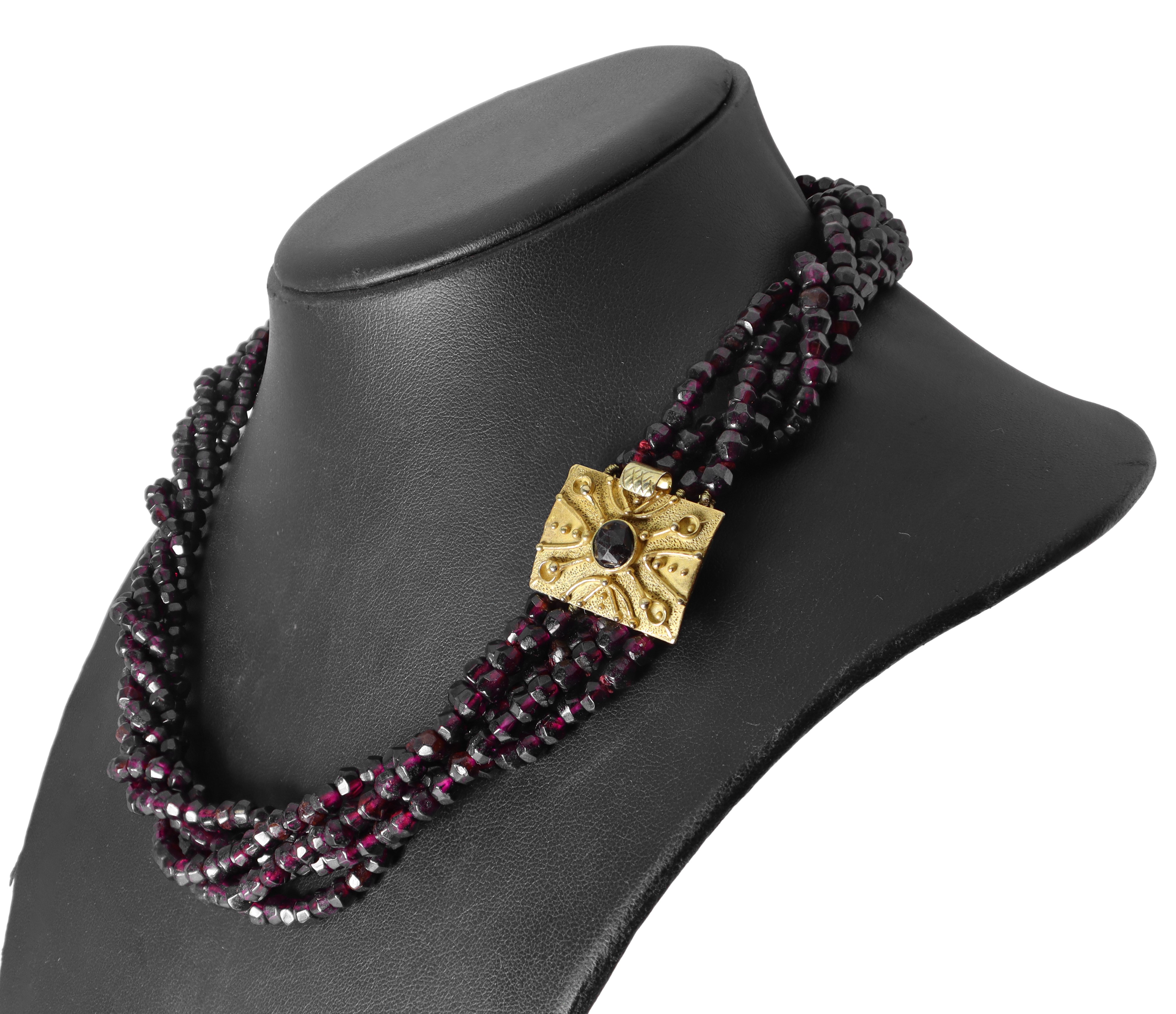 Collana d'epoca a 5 fili di granati con susta in oro 375