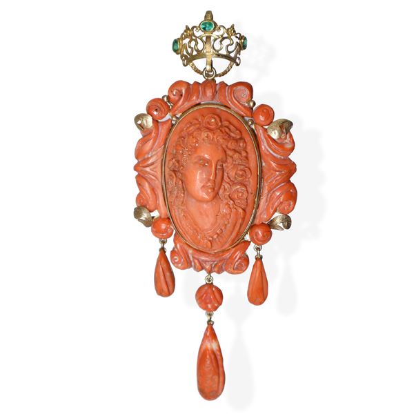 Large pendant in 500 gold and emeralds and sculpture of a woman in coral