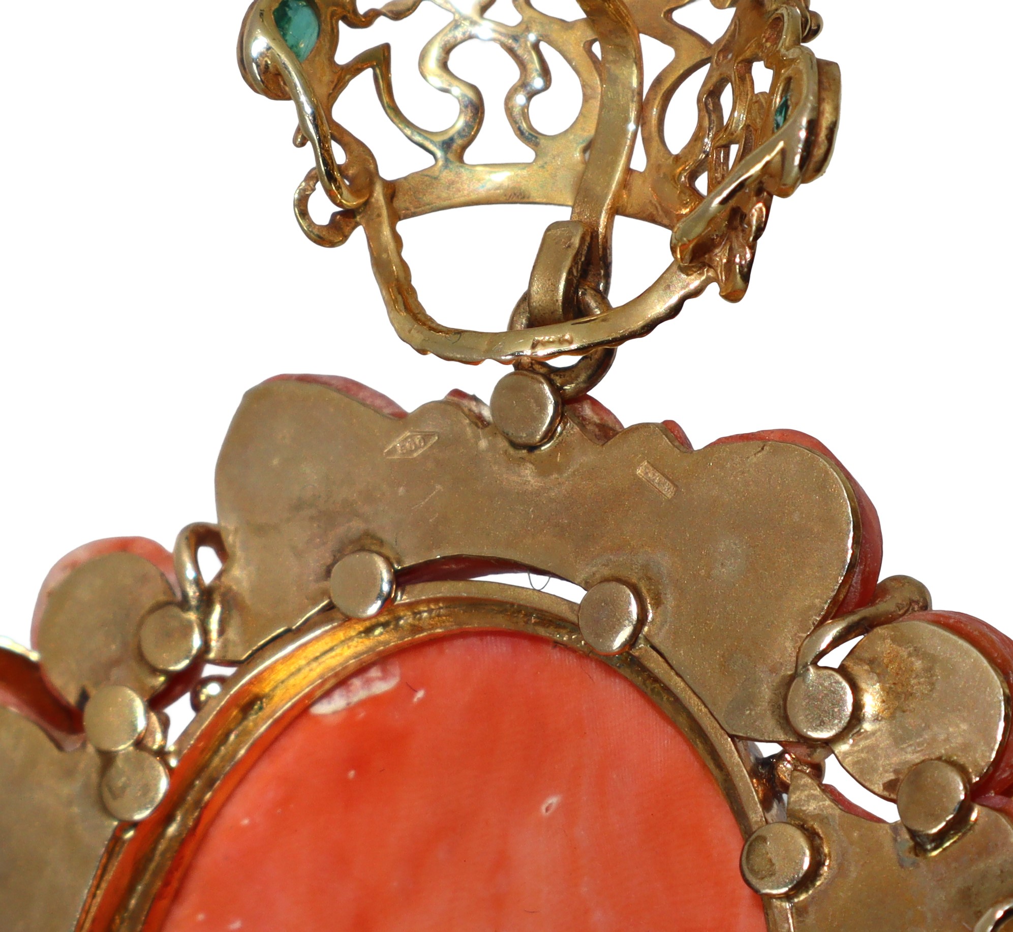 Grande pendentif in oro 500 e smeraldi e scultura di donna in corallo