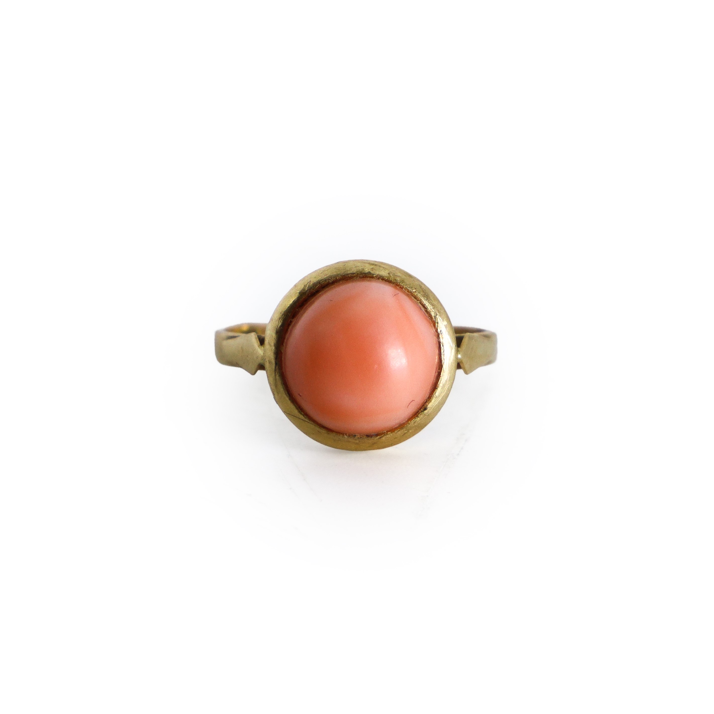 Anello circolare in oro giallo 750 con corallo rosa