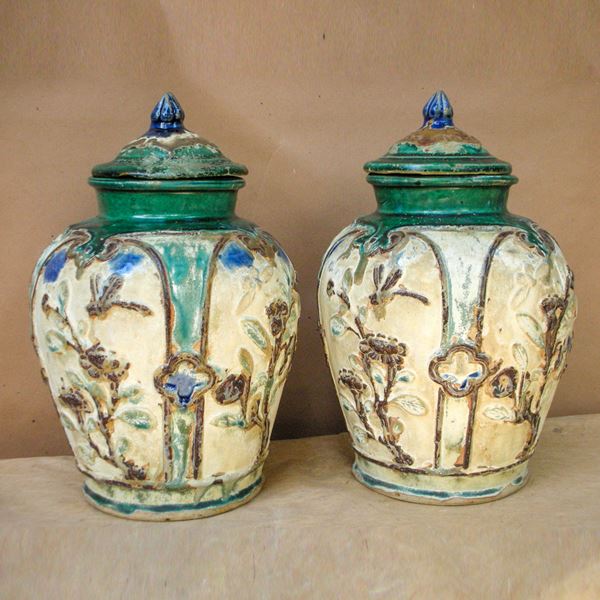 A pair of lidded vases with floral decorations. Ming Dynasty.