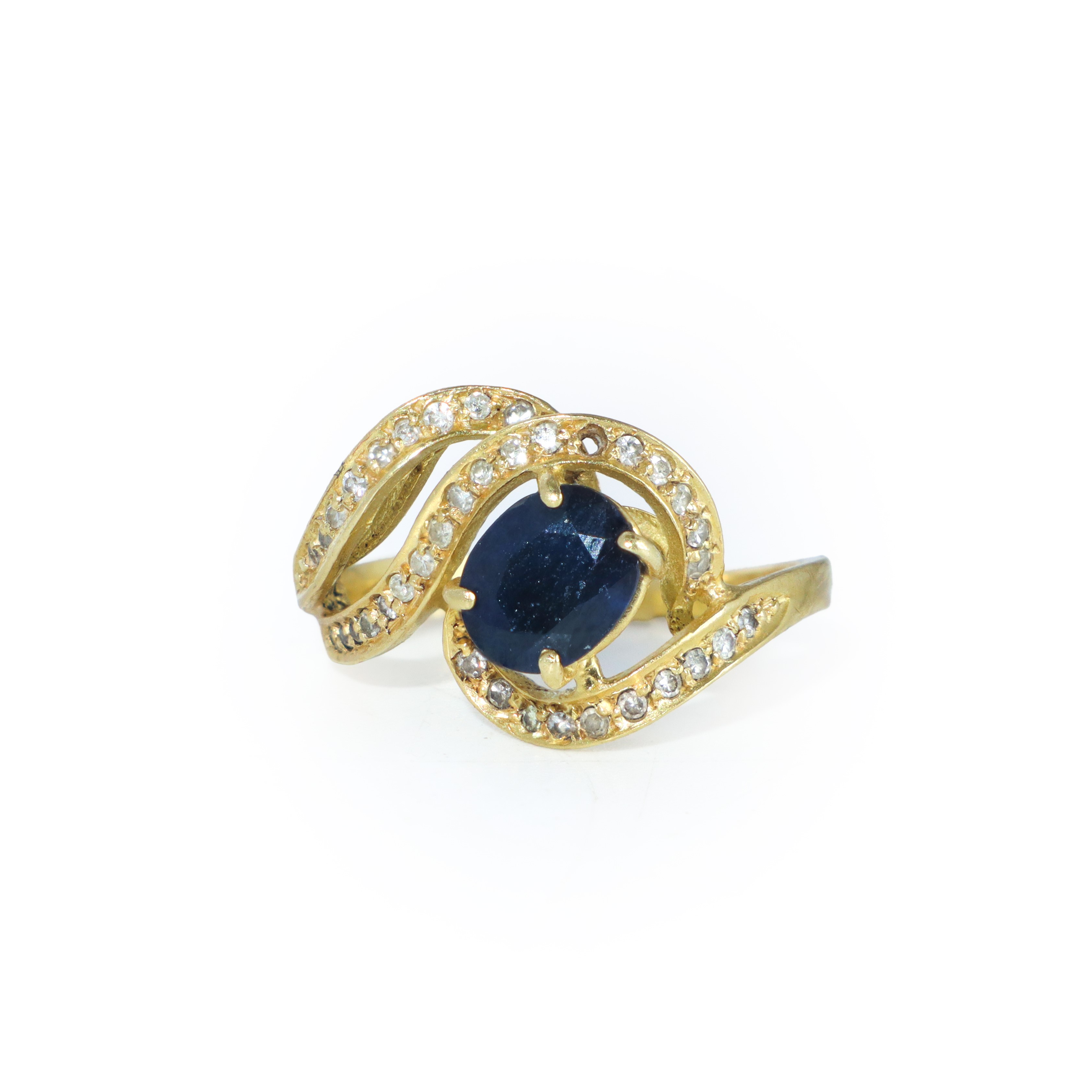 Anello in oro giallo 750 di forma intrecciata con piccoli diamanti e zaffiro centrale