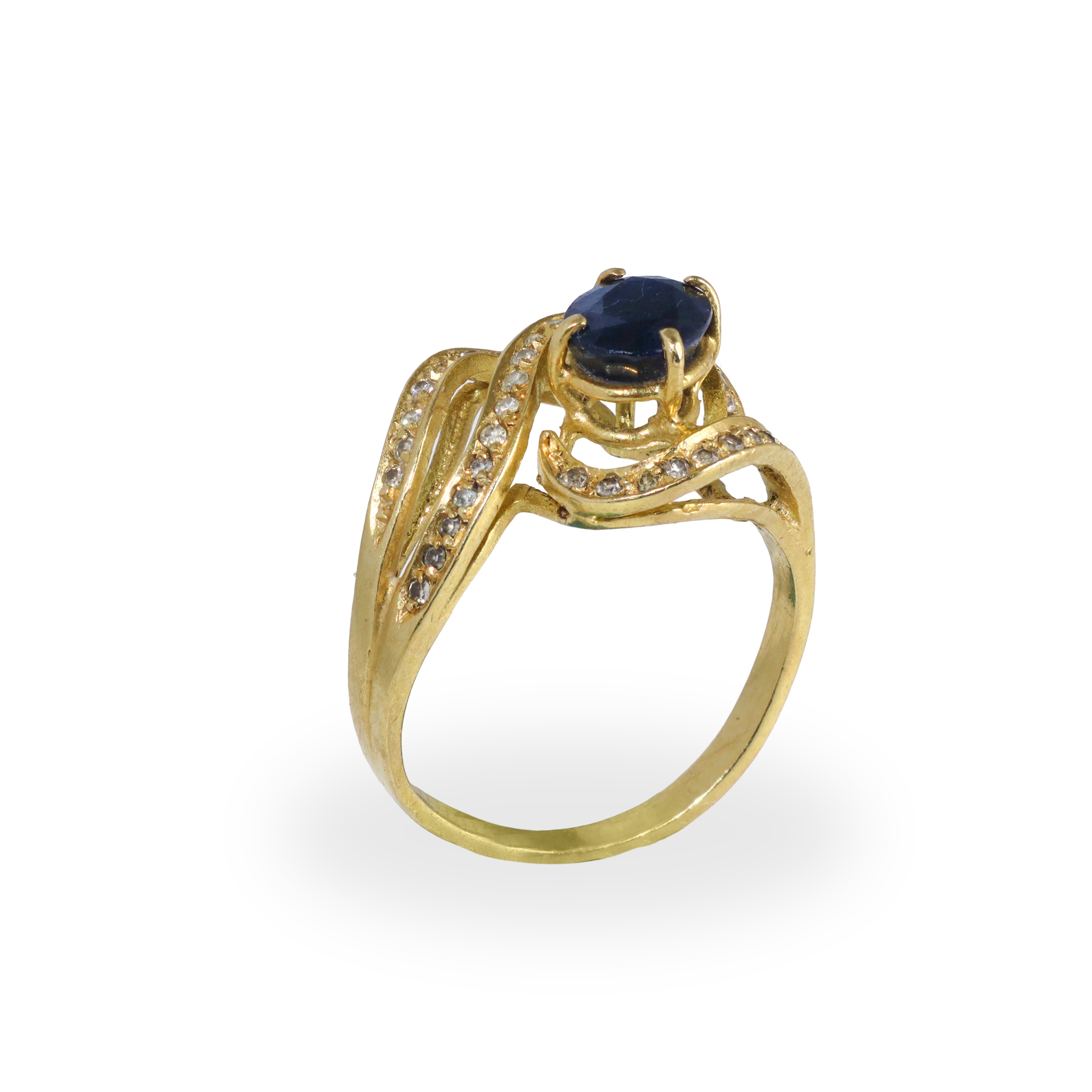 Anello in oro giallo 750 di forma intrecciata con piccoli diamanti e zaffiro centrale