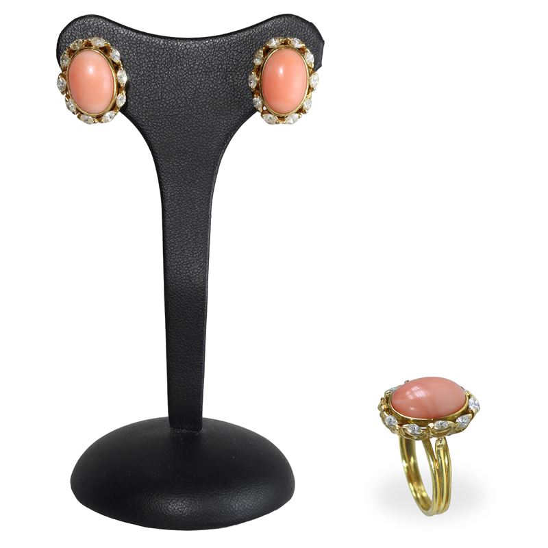 Demi-parure, anello e orecchini in oro giallo 750 con corallo rosa e diamanti