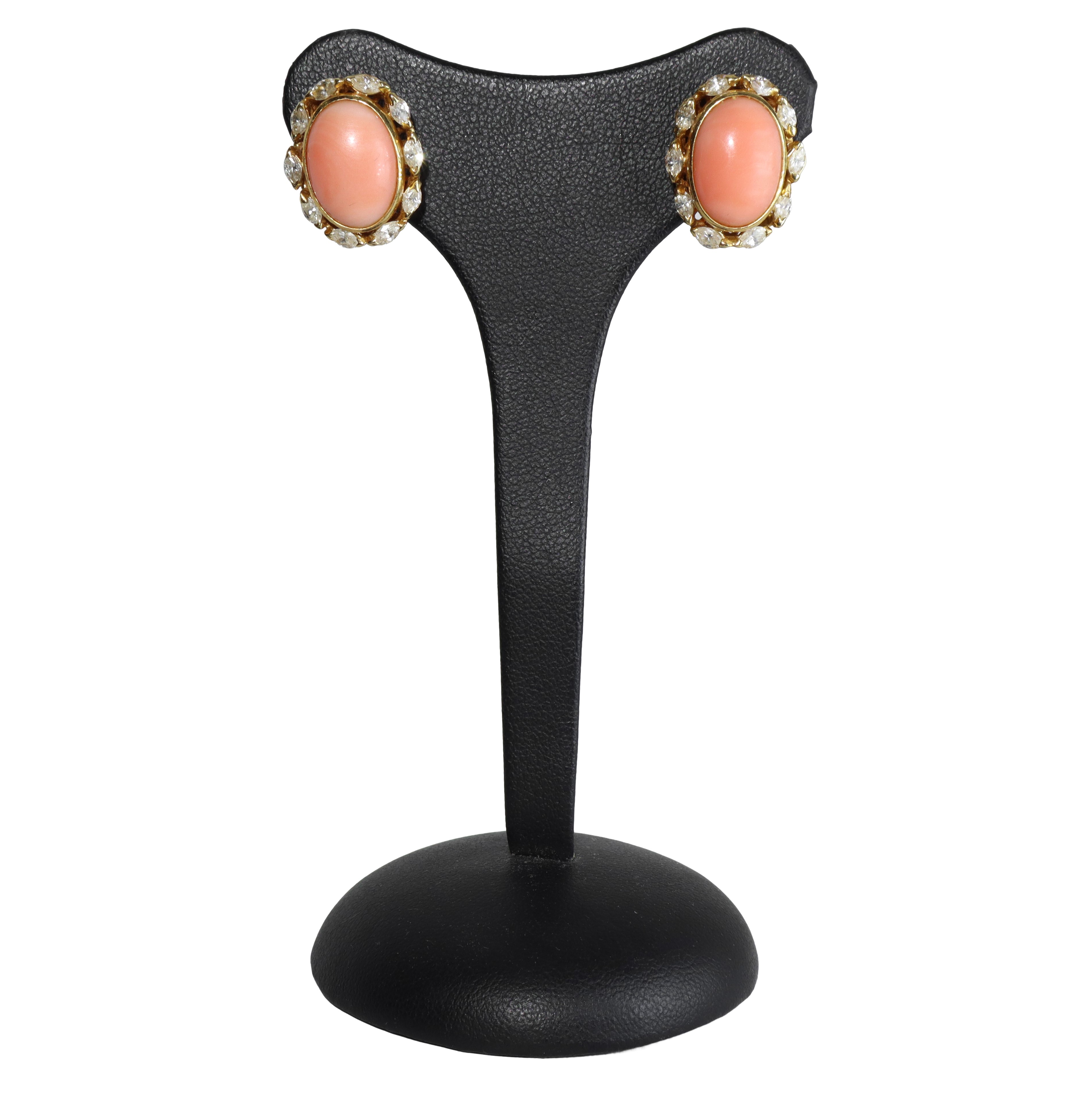 Demi-parure, anello e orecchini in oro giallo 750 con corallo rosa e diamanti