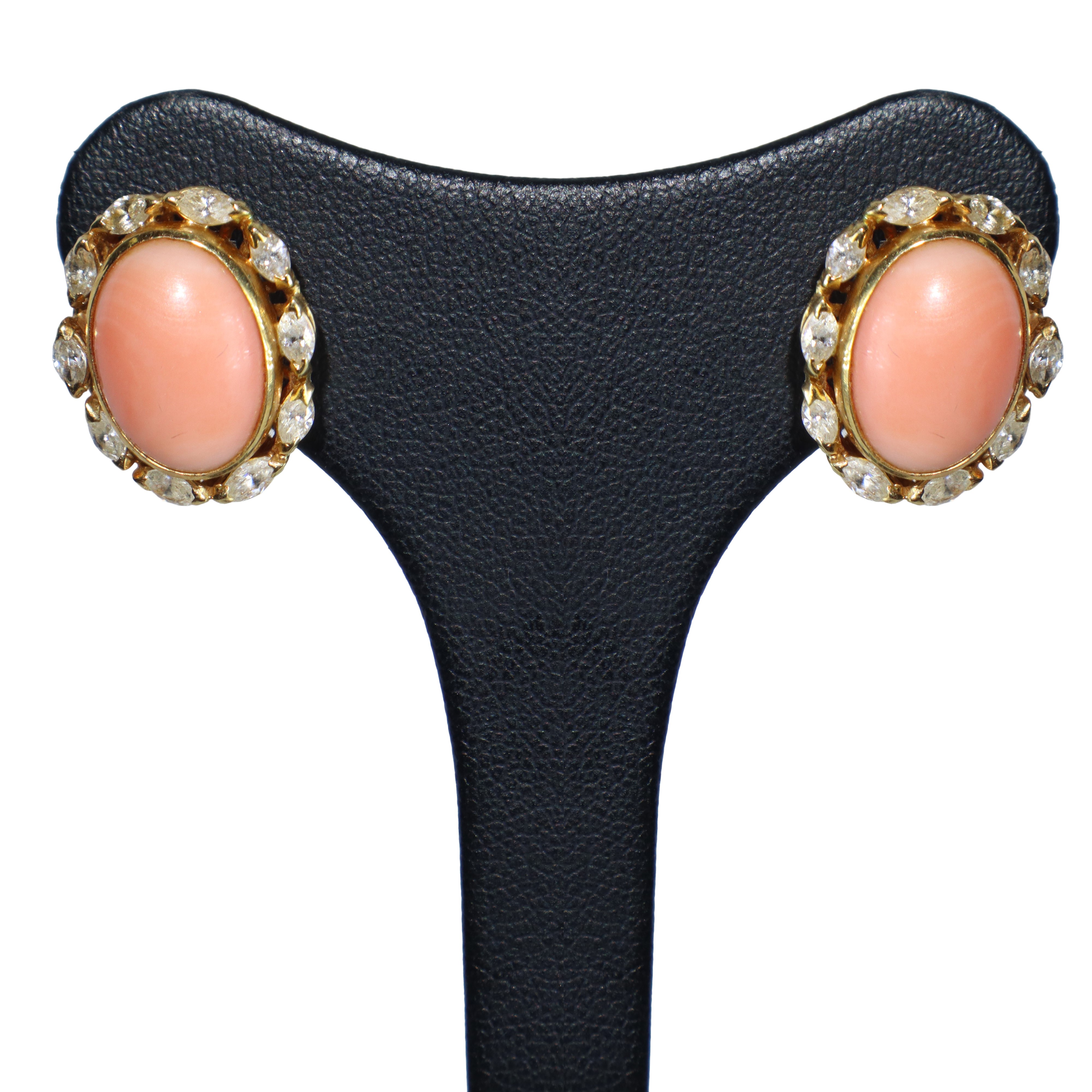 Demi-parure, anello e orecchini in oro giallo 750 con corallo rosa e diamanti
