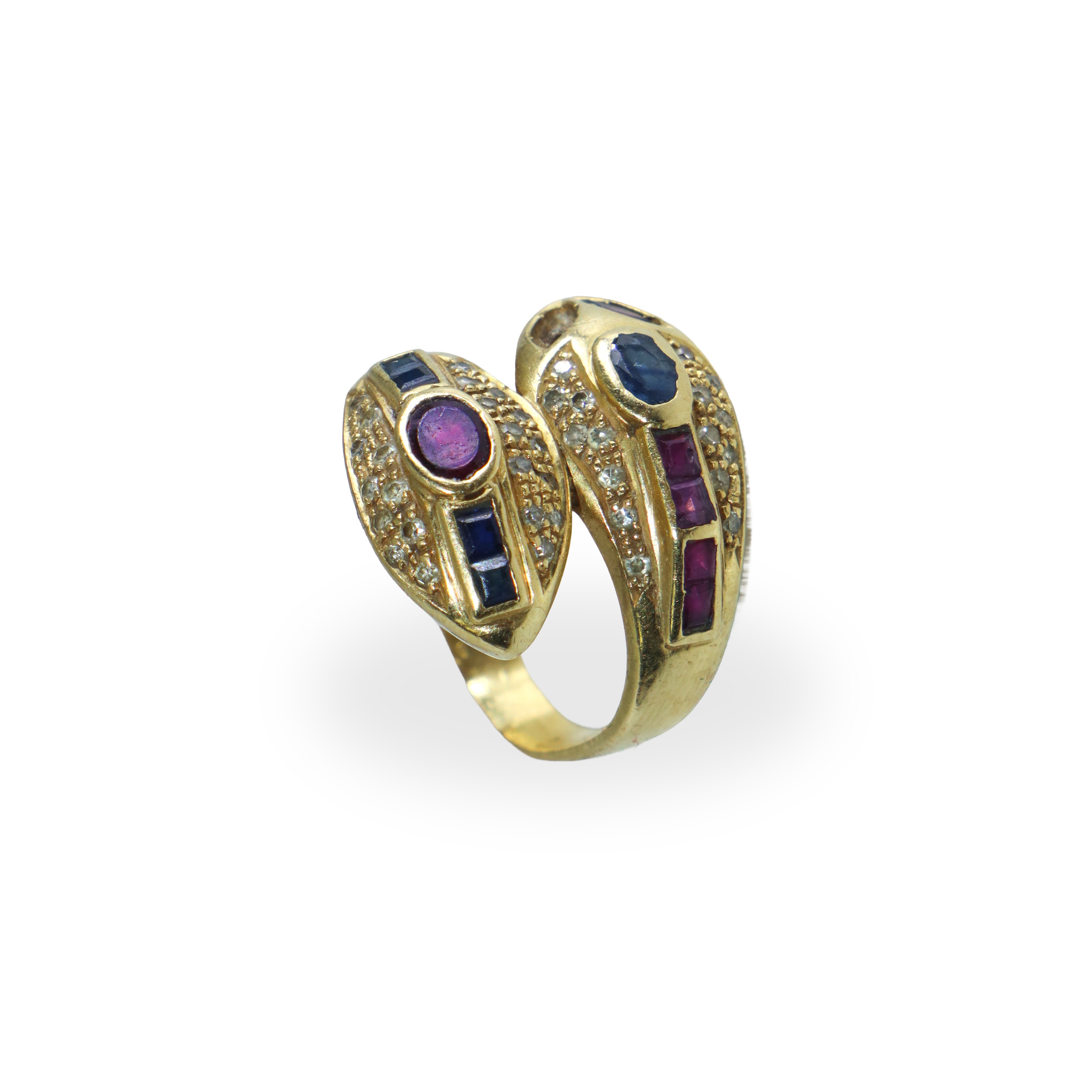 Anello in oro giallo 750 a forma di serpente, decorato con zaffiri, rubini e diamanti