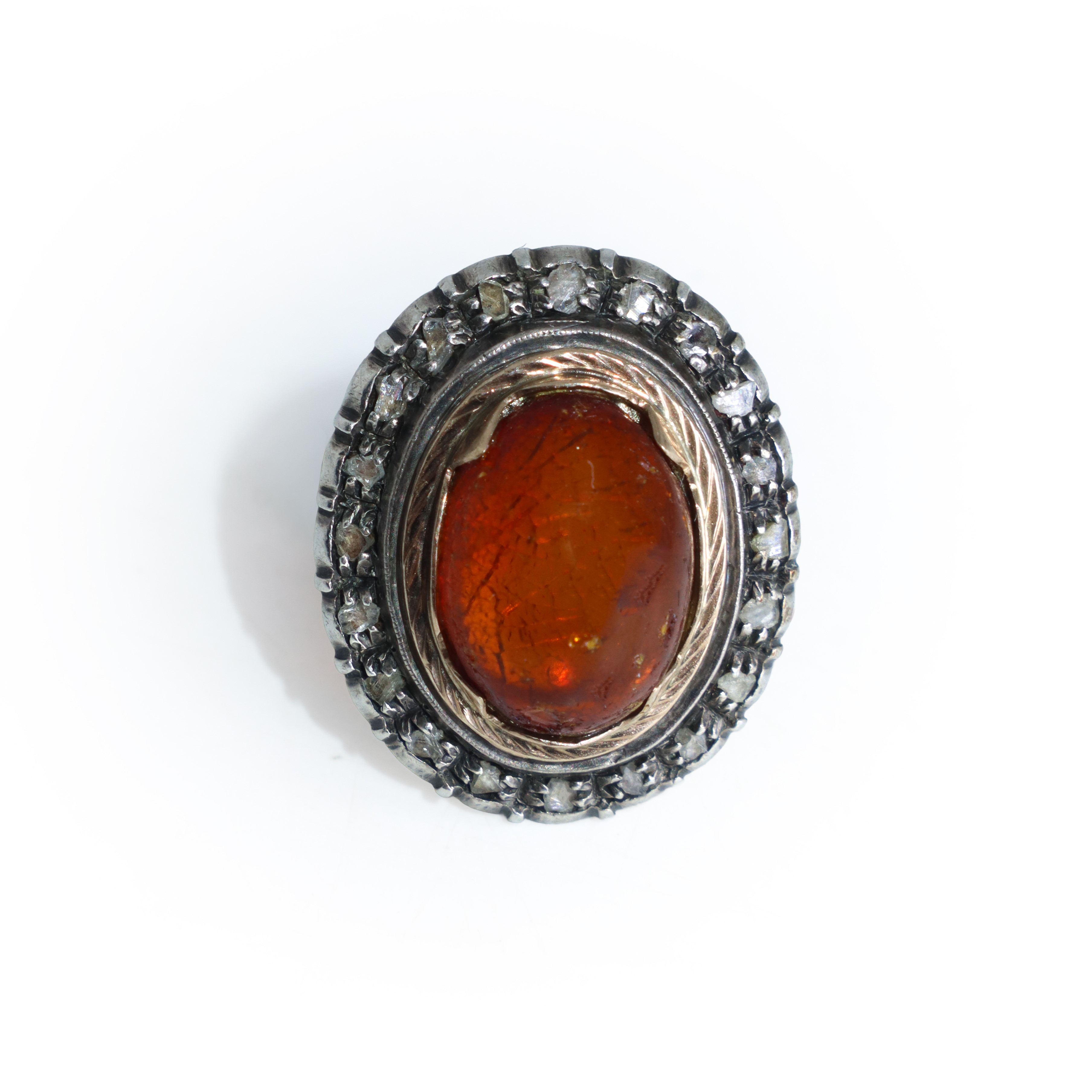 Anello in oro 750 con ambra e ghiera di diamanti
