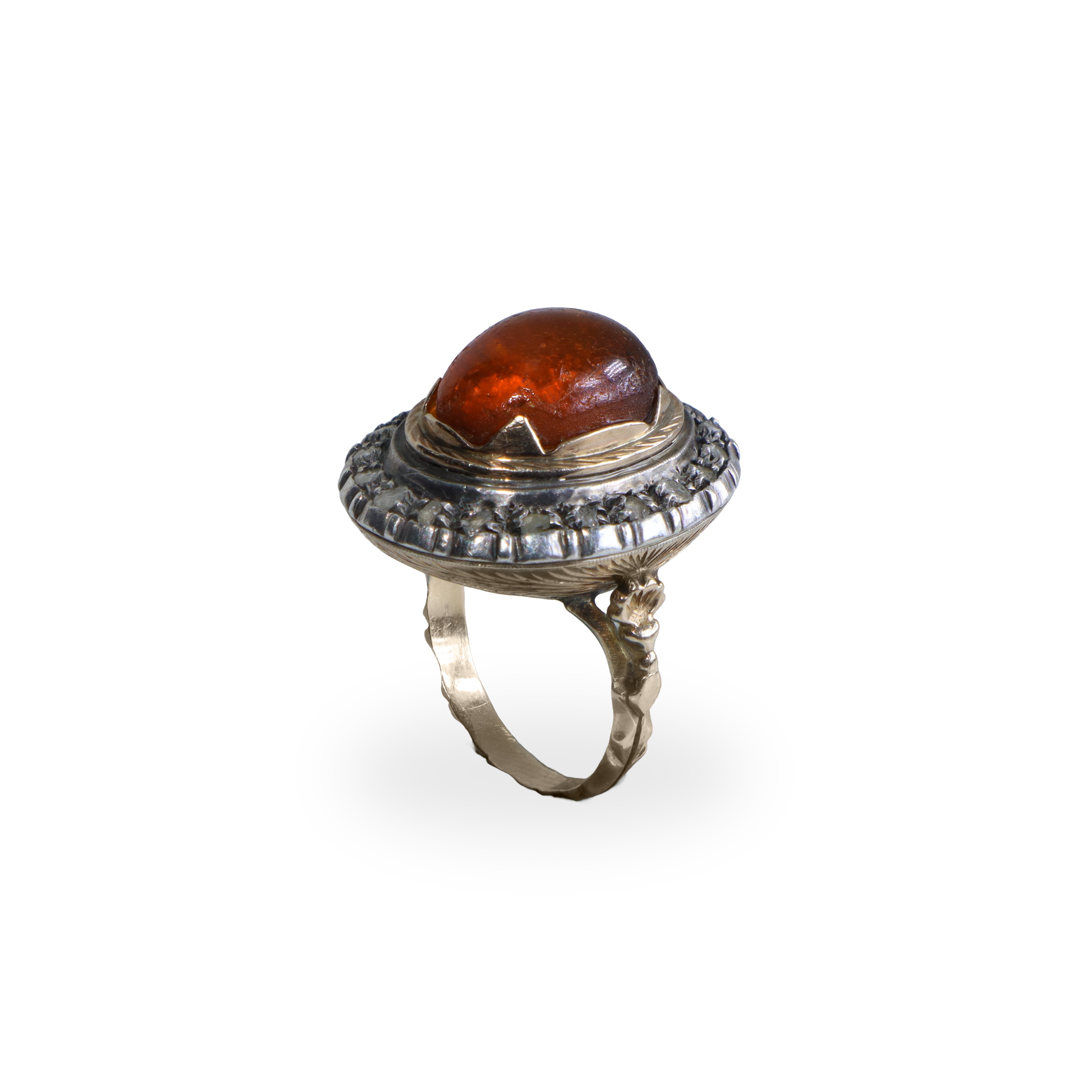 Anello in oro 750 con ambra e ghiera di diamanti