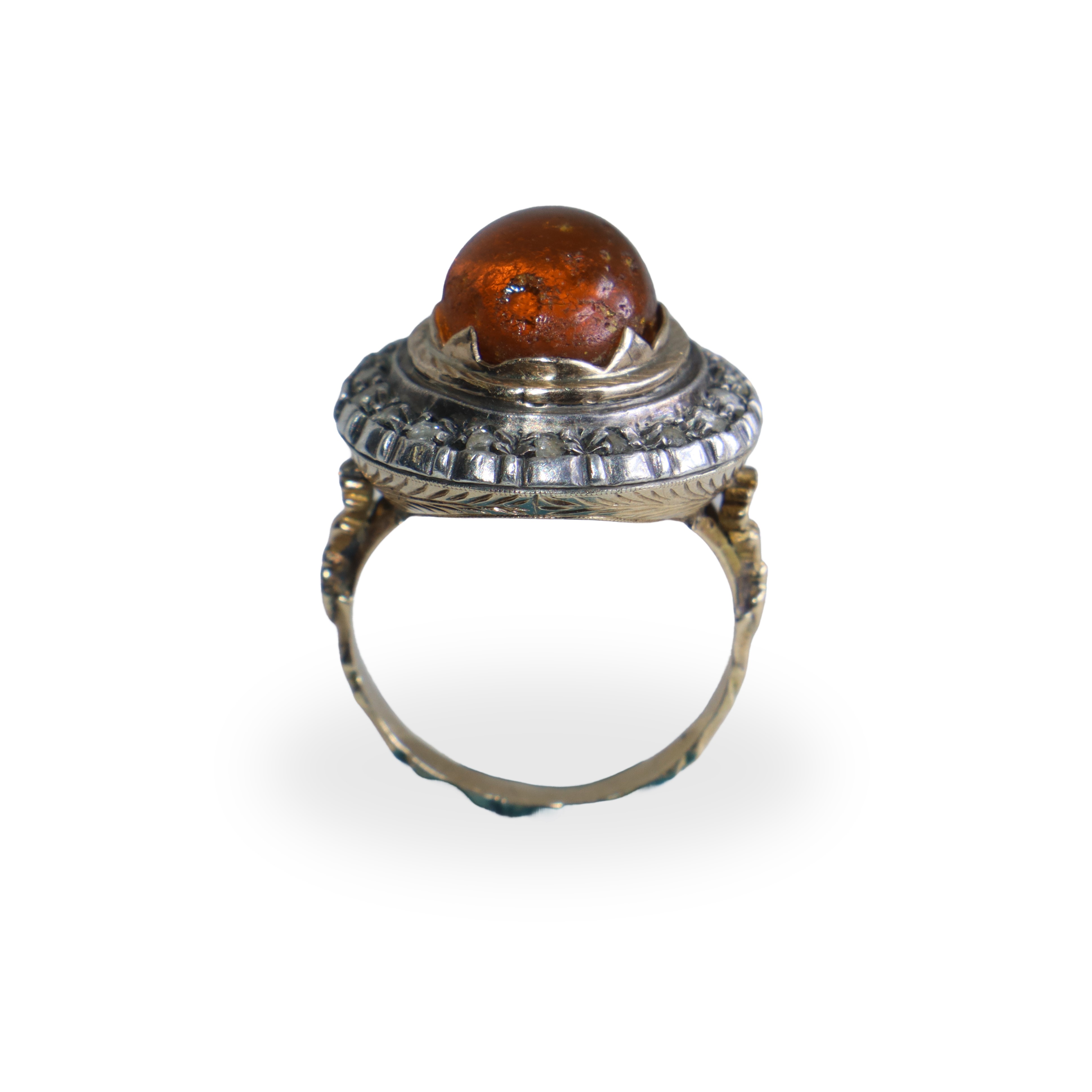 Anello in oro 750 con ambra e ghiera di diamanti