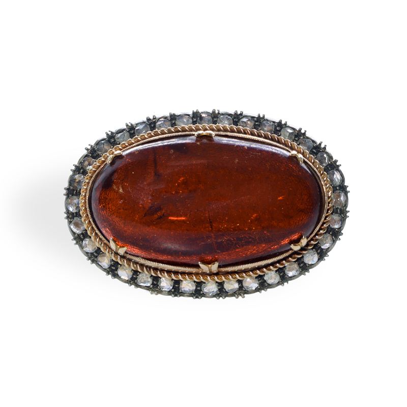 Spilla in oro a basso titolo e argento con ambra centrale