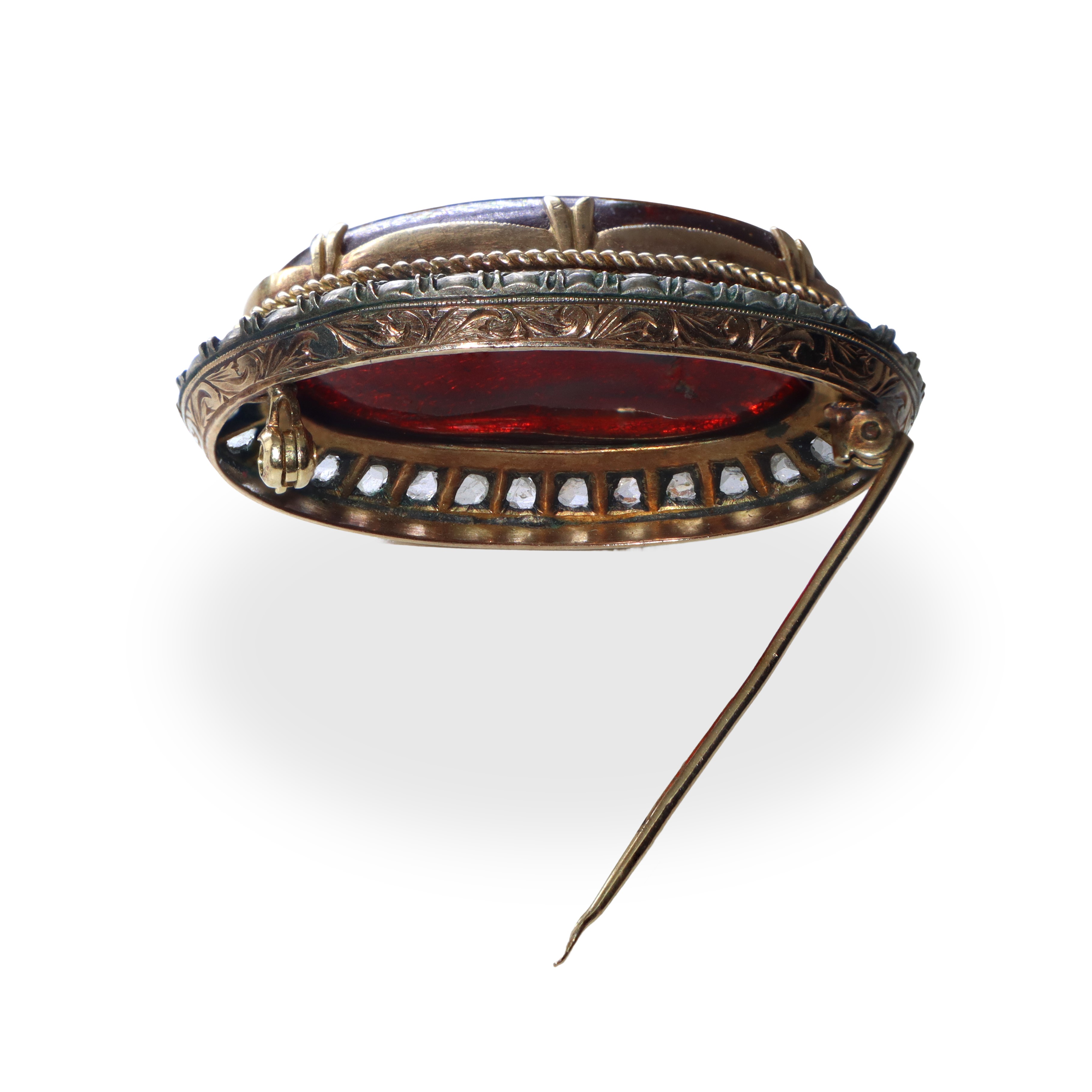 Spilla in oro a basso titolo e argento con ambra centrale