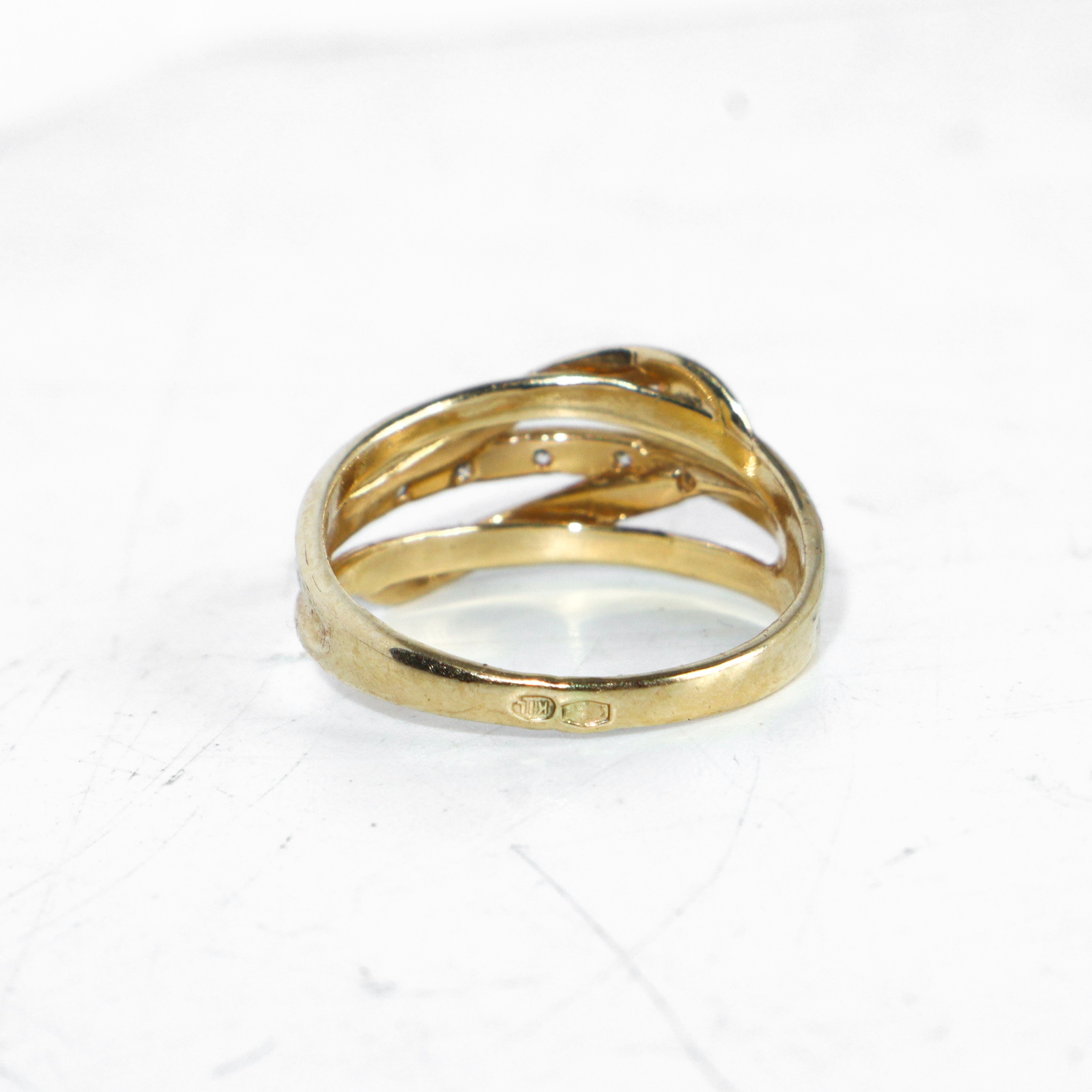 Anello in oro giallo 750 con fila di pietre su piccola fascia in oro bianco al fronte