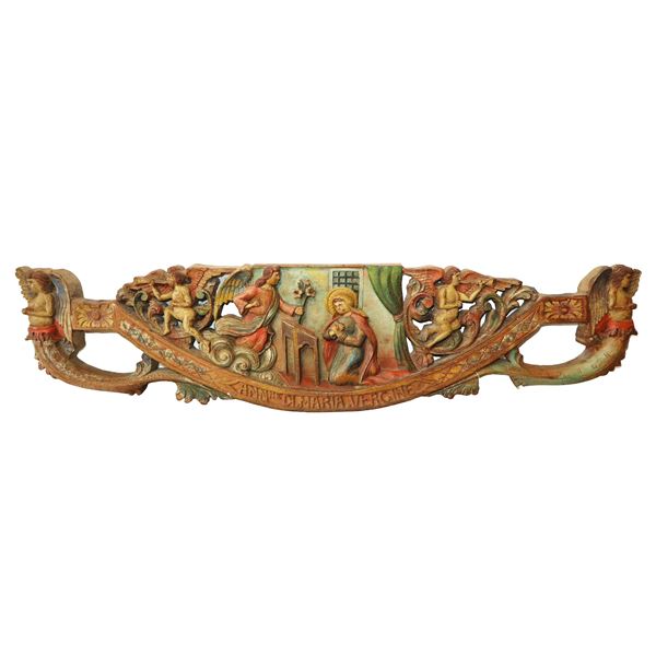 Cart key in polychrome lacquered wood with a representation of the Annunciation with angels playing music