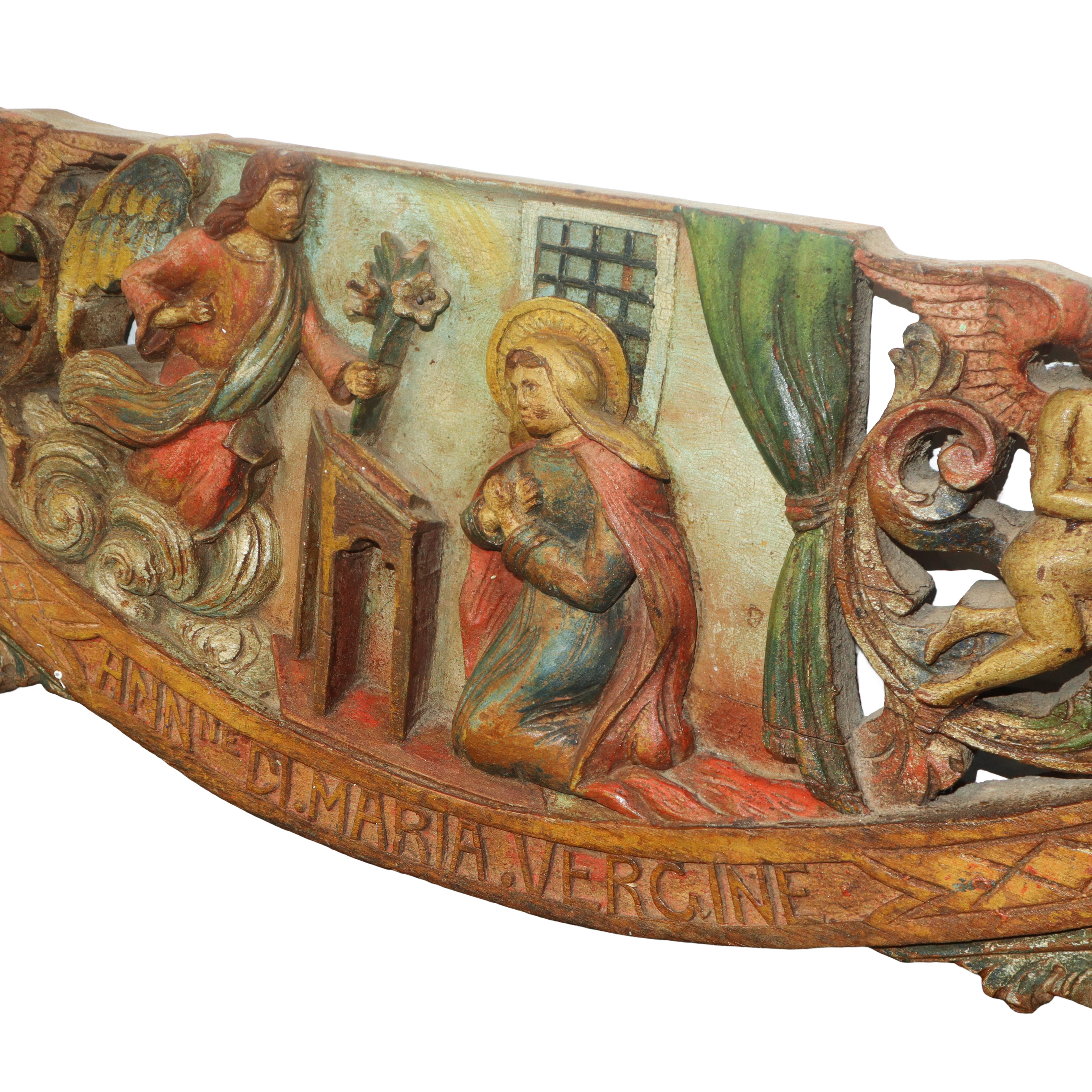 Chiave di carretto in legno laccato policromo con rappresentazione dell'Annunciazione con angeli ...