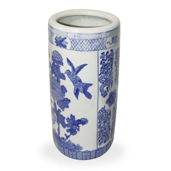 Vaso cinese a cilindro nei toni del blu su bianco