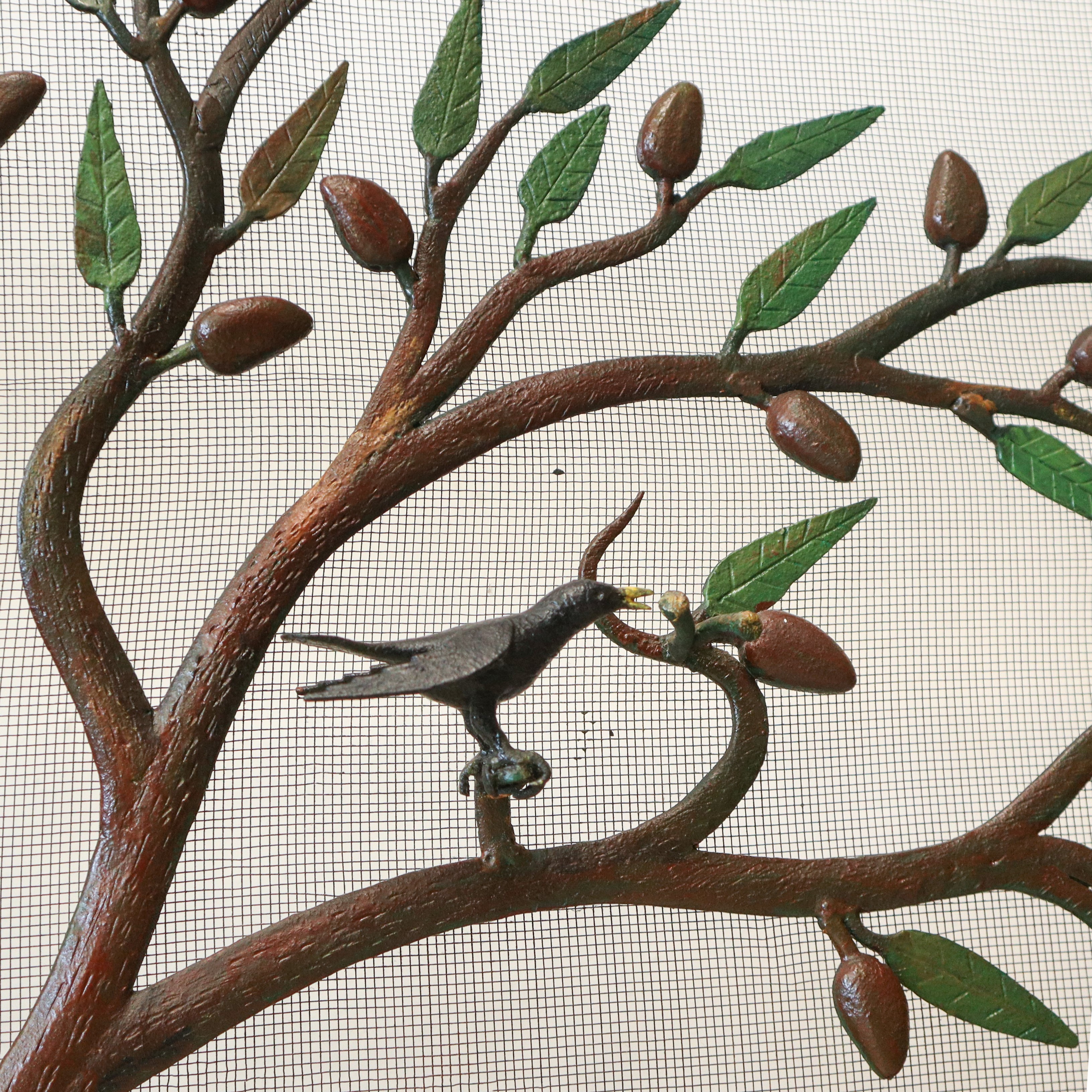 Parascintille in ferro battuto con raffigurazione di un albero e personaggi