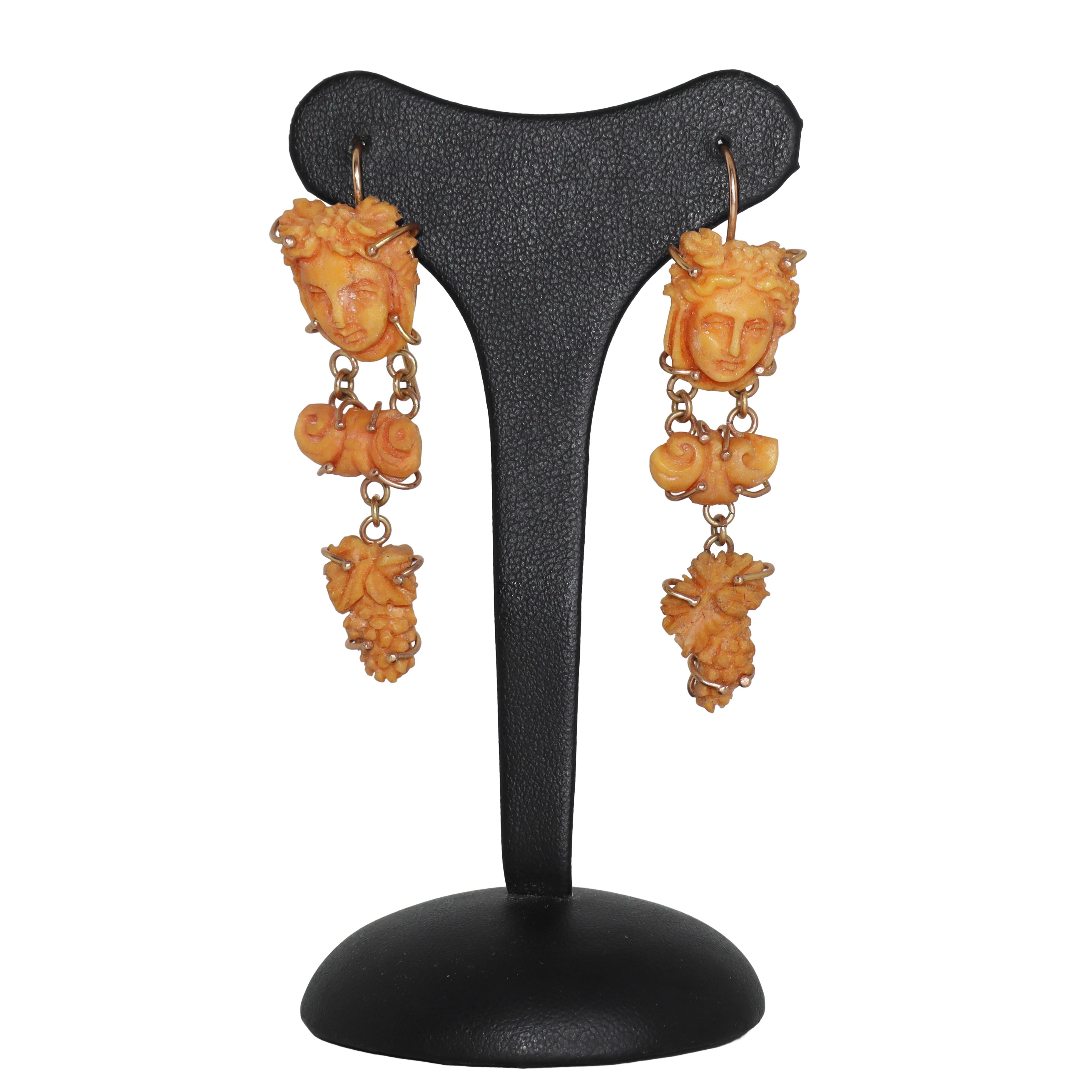 Orecchini in corallo salmone Sciacca antico e oro 375 con sculture di bacco e uva