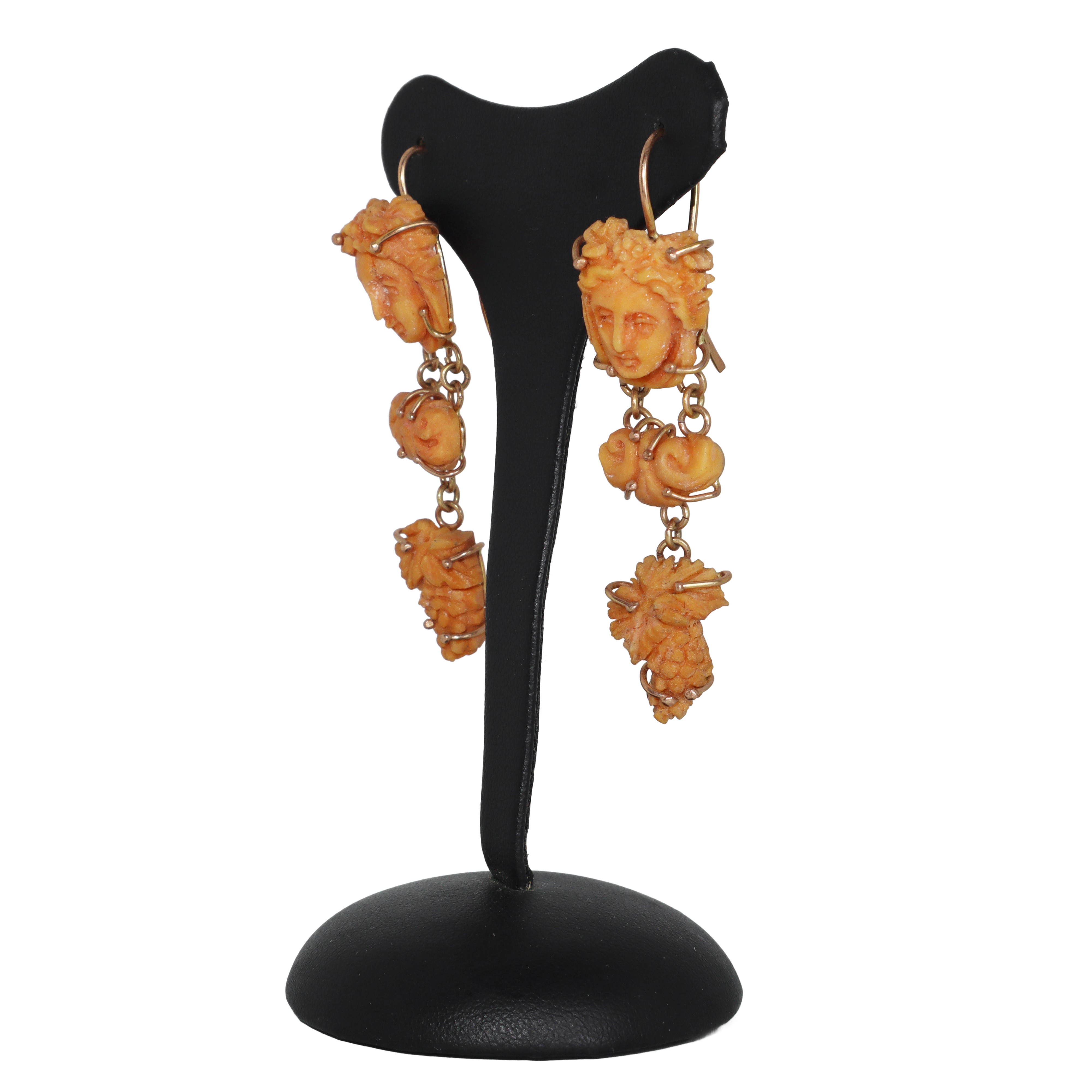 Orecchini in corallo salmone Sciacca antico e oro 375 con sculture di bacco e uva