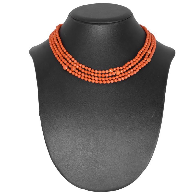 Collana in sfere di corallo mediterraneo sfaccettate con intercalari in oro, lunghezza 188 cm