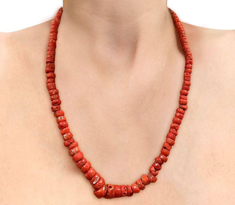 Collana in corallo naturale con susta in argento 800 e corallo a decrescere