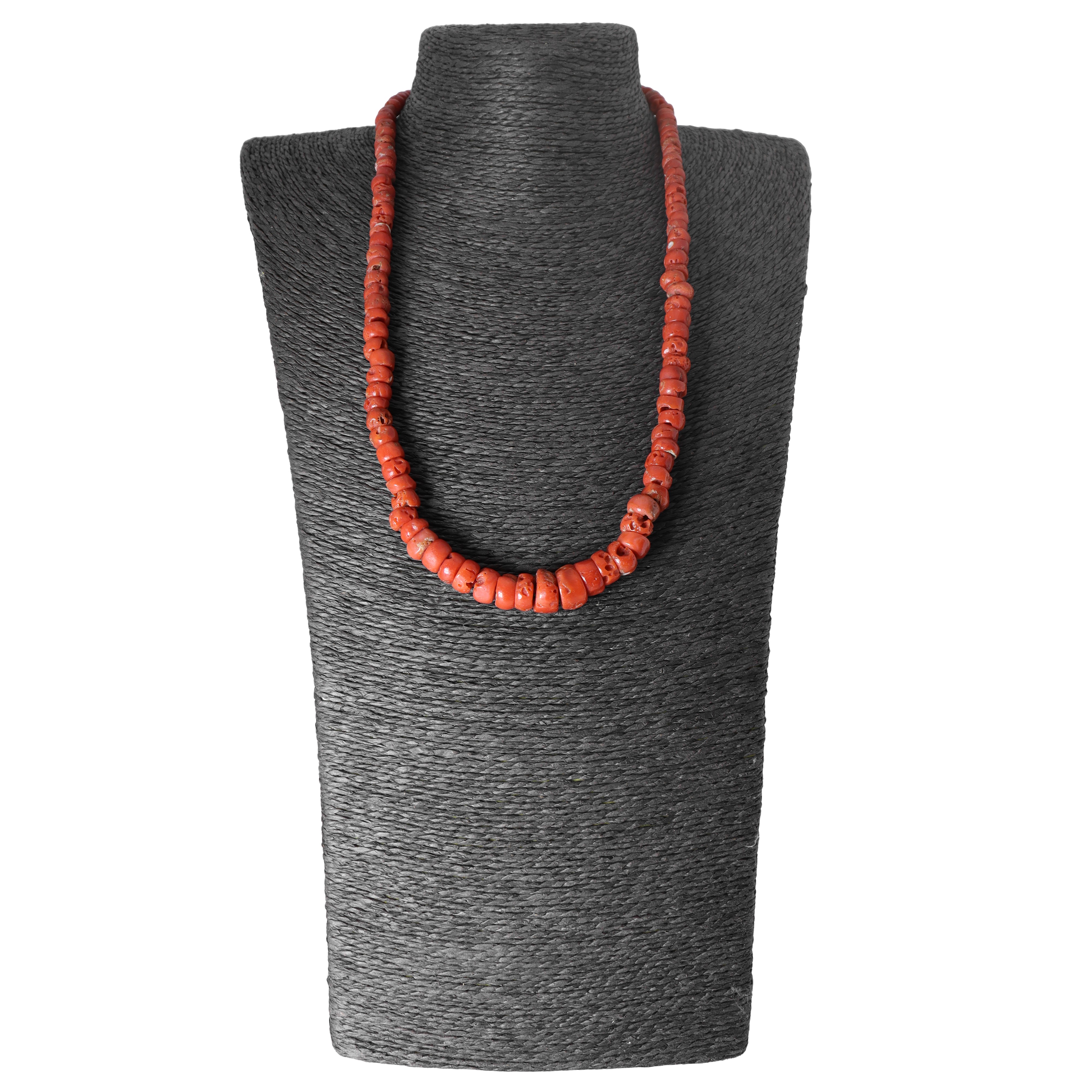 Collana in corallo naturale con susta in argento 800 e corallo a decrescere