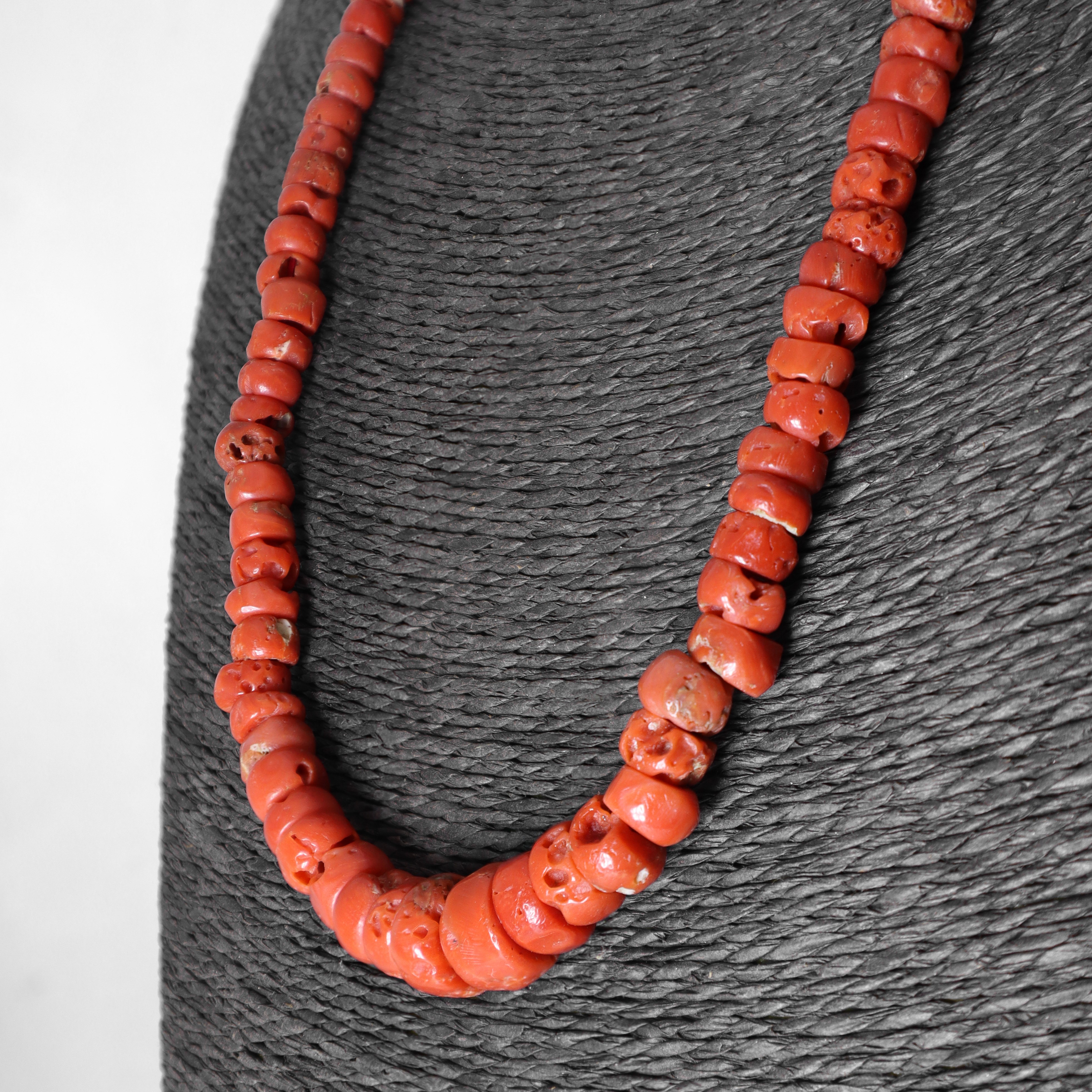 Collana in corallo naturale con susta in argento 800 e corallo a decrescere