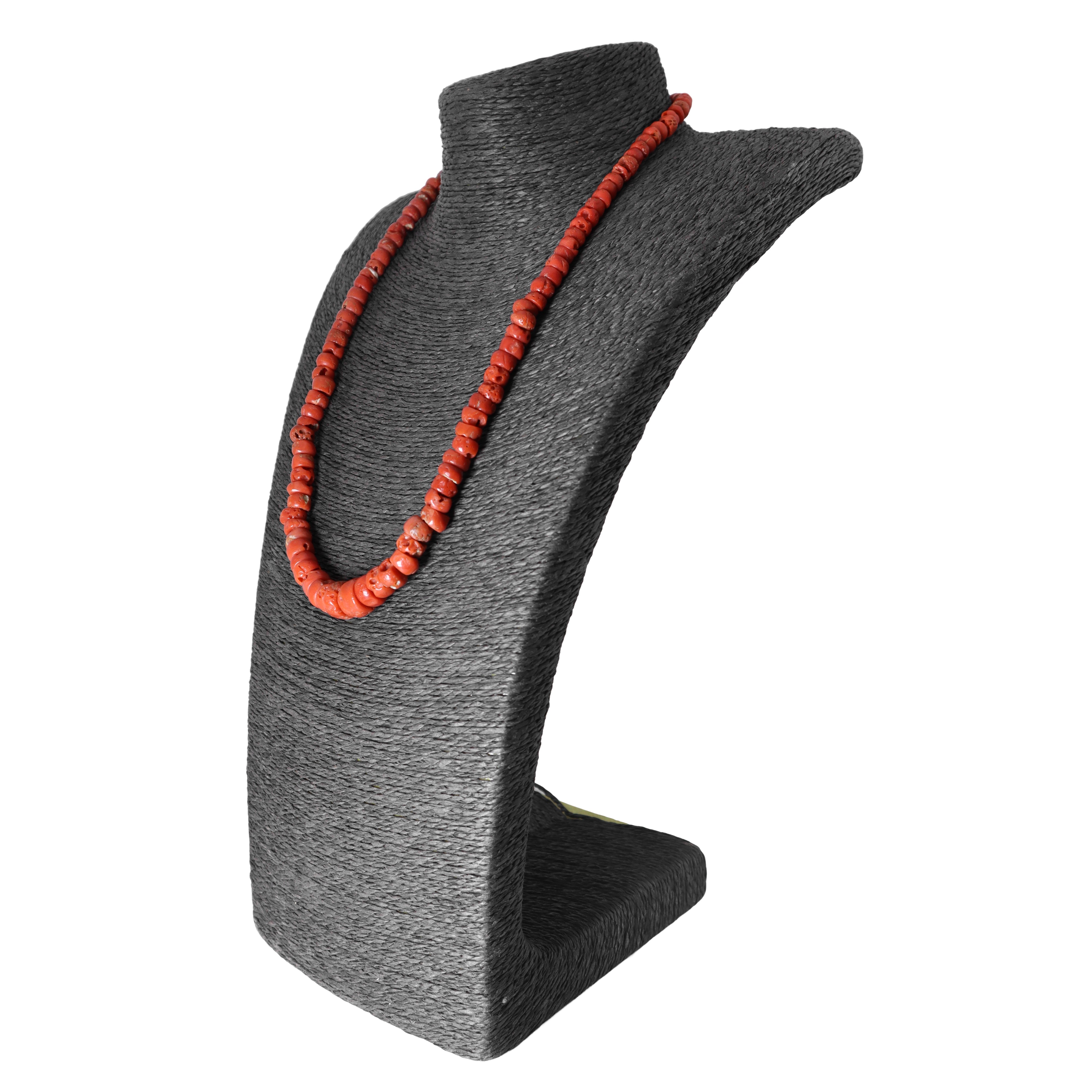 Collana in corallo naturale con susta in argento 800 e corallo a decrescere