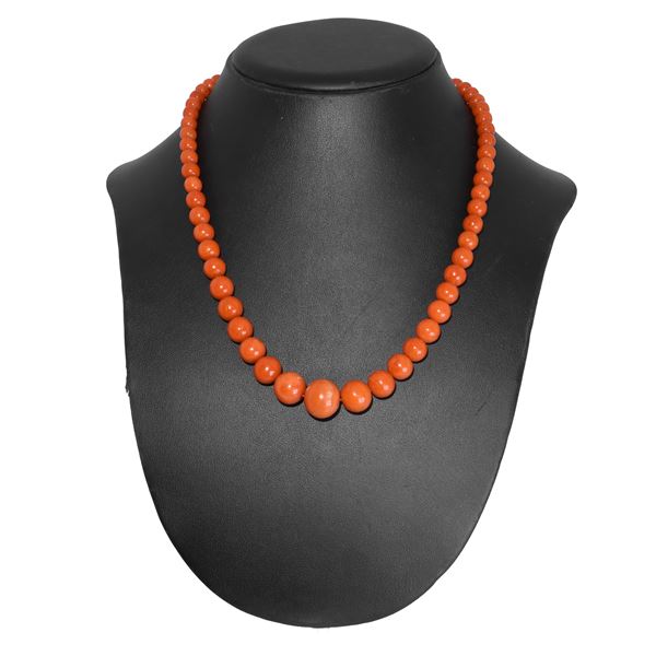 Japanese coral necklace with 750 gold and coral beads