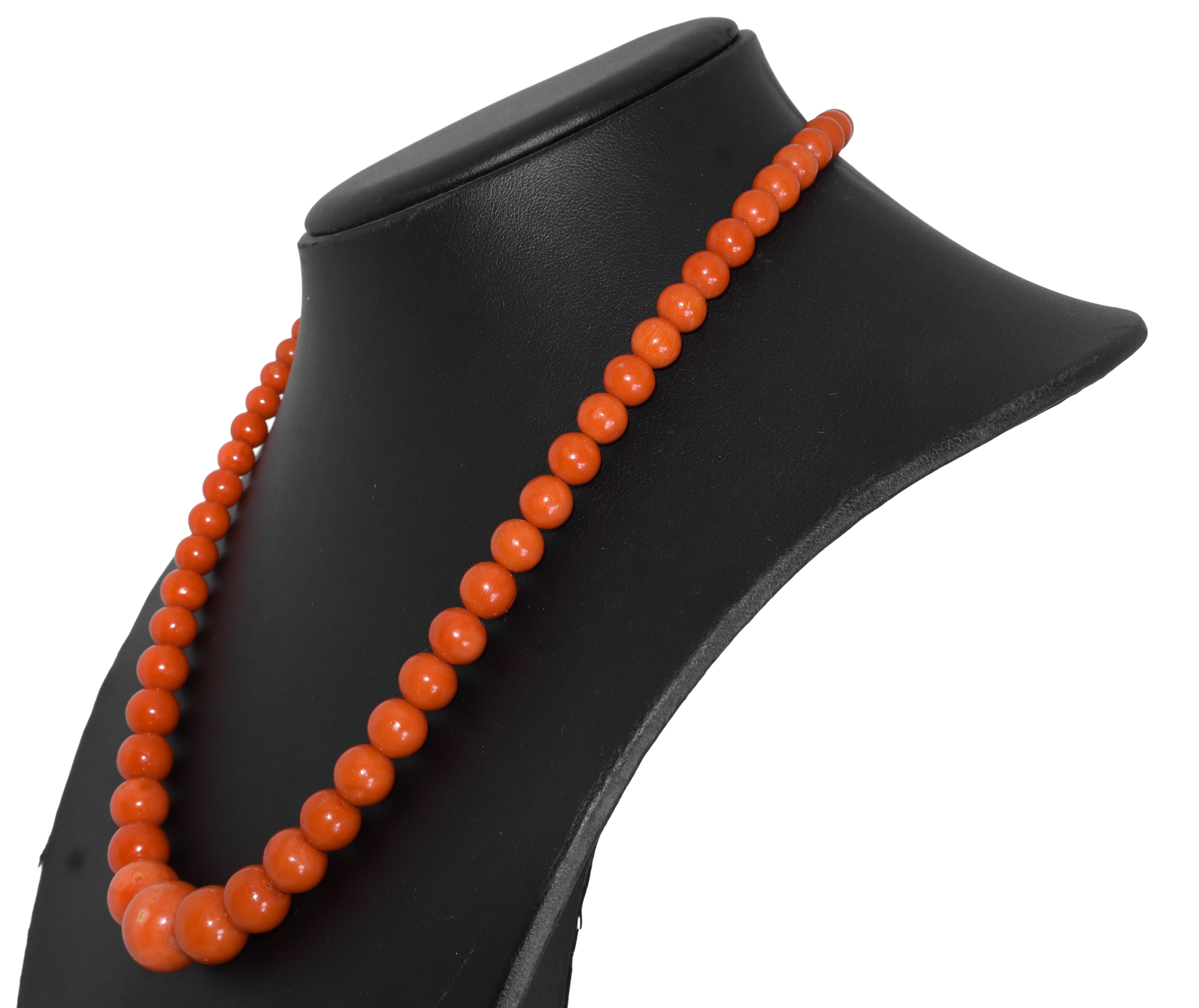 Collana in corallo giapponese a decrescere con susta in oro 750 e corallo